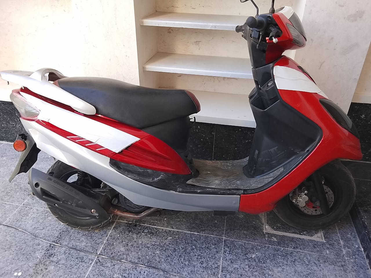 من رخصة الادمن المحترم..... دراجه سايم ابو عيون  اخو الجديدة كلشي بيها شغال مسجل رقم وسنويه تحول تستلم لوحات موديل2014 السعر 700 مكاني رمادي قادسيه ثانيه...رقمي***********
