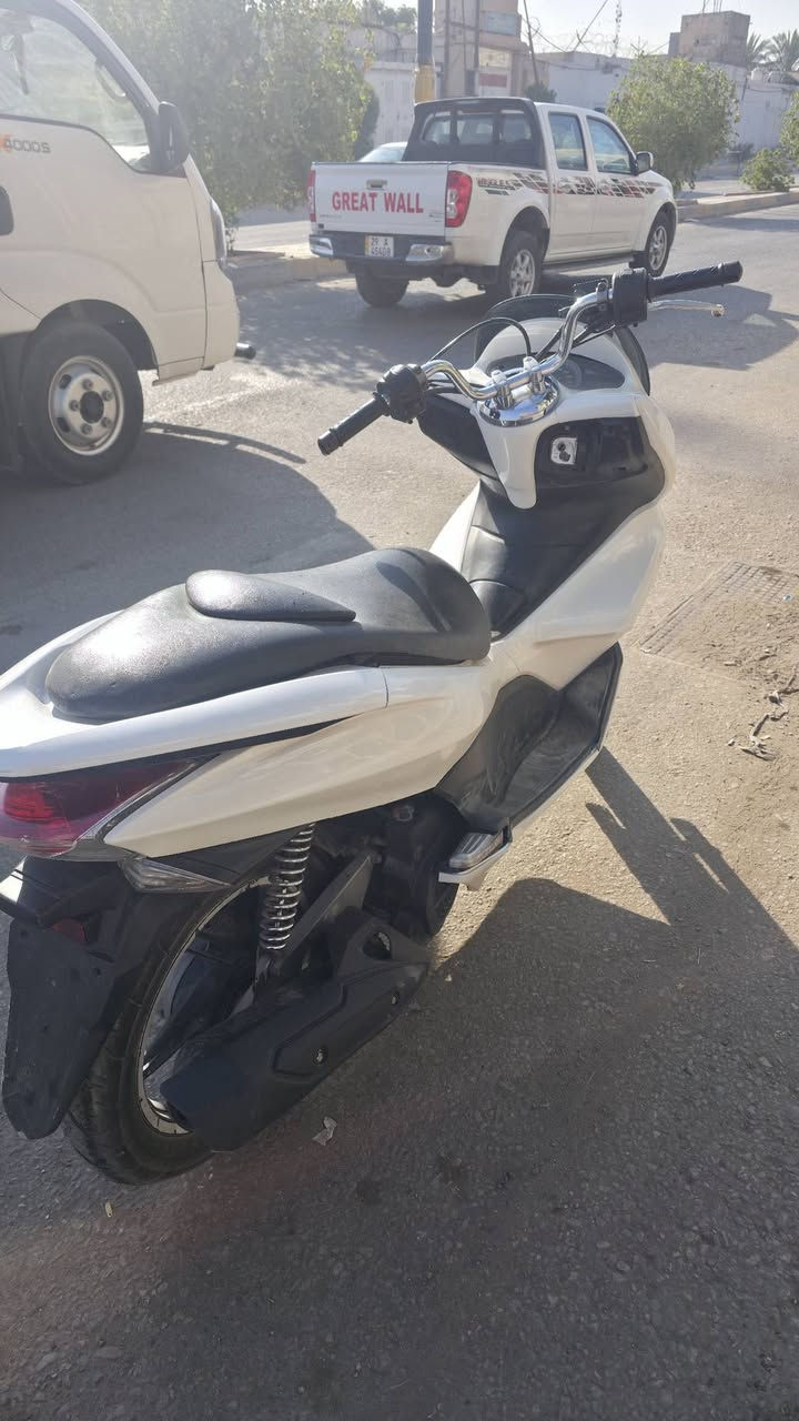 السلام عليكم PCX جيل اول ياباني للبيع 
السلام عليكم دراجة( PCX  ١٥٠جيل اول ياباني) للبيع ماشية الدراجة ٢٦ الف و قابل للزيادة  السعر المطلوب مليون و ٢٥٠ الف 
الدراجة  واكعة على الصفحة اليسرة و مشخوطة شي قليل مبين بلصور  الكهربائيات كلهة شغالة  و المكينة ناعمة و مكفولة و االغراض الحاطهة بيهة كلهة من مجمع ابو ليث و كلهة وكالة هوندا  
مكان الدراجة بابل المركز شارع ٤٠  *********** _ ***********
