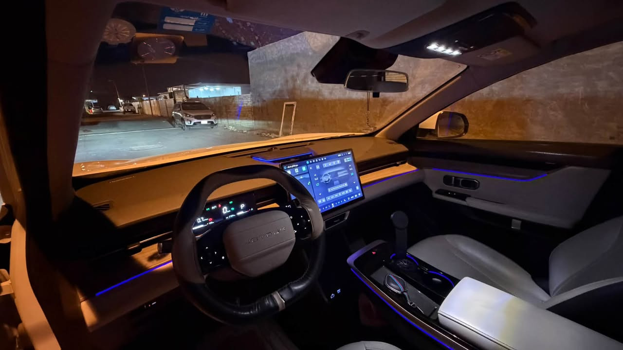 السلام عليكم
جيتور  داشنك لكجري
 JETOUR  Dasheng
موديل 2025 
المحرك: 4 أسطوانات 1600 تيربو ✈️🚀
196 حصان
ناقل الحركة: اوتوماتيكي من 7 سرعات
العداد: 26 كيلو متر
ضمان شركة
*المواصفات*
* إطارات قياس 20 إنچ
* فتحة سقف بانوراما
* 6 وسائد هوائية
* كاميرات محيطية 540 درجة
* شاشة التحكم بقياس  15.6إنچ
* لوحة القيادة الكترونية 
* نظام الملاحة خرائط GPS
* نظام كار بلي لعرض شاشة الهاتف 
* بلوتوث / هاتف السيارة
* نظام أوامر وتحكم صوتي
* نظام صوتي 8 سماعات 
* شاحن هاتف لاسلكي سريع
* رادار تفاعلي
* تحذير مغادرة المسار
* نظام القيادة شبه الذاتية
* نقطة عمياء
* حساسات أمامية
* حساسات خلفية
* نظام تحذير الاصطدام الامامي والخلفي 
* نظام الفرامل اليدوية الاوتوماتيكي Autohold
* وضعيات قيادة متعددة
* دخول ذكي (بصمة)
* تشغيل عن بعد
* صندوق كهربائي 
* مقصورة الركاب من الجلد الفاخر
* مقعد السائق والراكب كهربائية
* مقعد السائق مع ذاكرة لحفظ وضعيات الجلوس
* مقعد السائق والراكب مبردة
* مقعد السائق والراكب مدفئة
* إنارة محيطية
* موسيقى ترحيبية
* عتبات الأبواب مضيئة
* مصابيح أمامية أوتوماتيكية زينون مع مصابيح نهارية LED
* نظام التحكم الذكي بالإنارة العالية
* المرايا الجانبية قابلة للطي كهربائياً
* مرايا بخاصية التعتيم الذاتي
* نظام مراقبة ضغط الاطارات
* نظام تنقية الهواء مع شاشة لعرض البيئة الخارجية
* حساس للمطر
ومواصفات أمان أخرى
ملاحظة: 
السيارة كلها مكفوله كفاله عامة بدون ضرر بدون شخط بدون صبغ كير ومحرك وكهربائيات كفاله عامه   
مكان السيارة 
بغداد 
للاستفسار الاتصال على الرقم
*********** 
متواجد واتساب 
السعر. 27500
