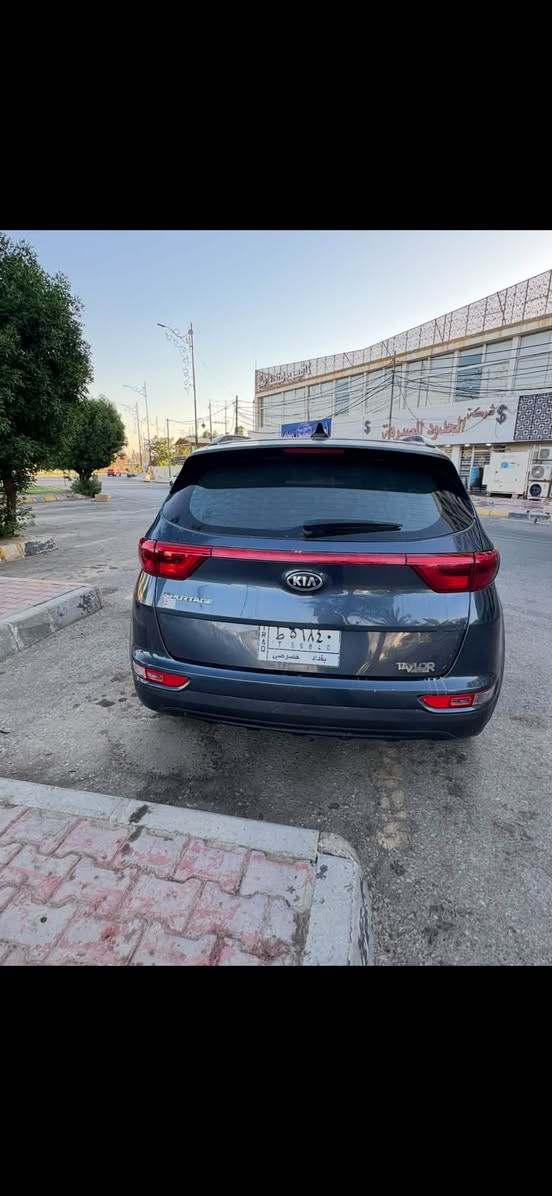 سبورتج للبيع
السياره موديل 2018 فول مواصفات ex 
حادثهه باب الخلفي لجهة الراكب تبديل و جامغ خلفي تعديل مثل ما موضع في الصوره
السايره ماشيه 75 الف 
مكان السياره كربلاء 
السعر 155 وبيهه مجال 
للاستفسار 
***********

نص مكتوب في الصور:
- Kia Sportage Ex 2018 Blue 2.4L 4 vin: KNDPNCAC0J7393145