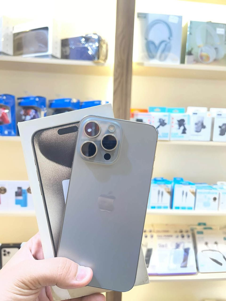 > iPhone 15 Pro Max 256GB - تيتانيوم
> مبدل شاشة اصلية وكالة True Tone شغال ✔️
> بطارية 87% - بدون كارتون
> السعر 800 الف وبي مجال
> كربلاء - تواصل خاص+ ***********
