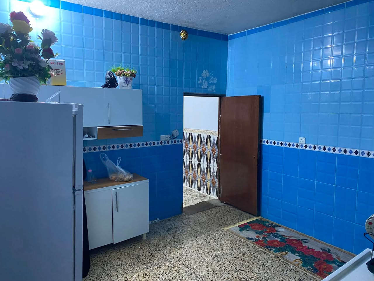 السلام عليكم البيت للبيع مساحته 200متر يحتوي ع غرافتين نوام وصاله واستقبال ومطبخ وحمام داخلي وخارجي موقع البيت الصويره حي العهد السعر 60 مليون بي مجال 
الهاتف ***********
