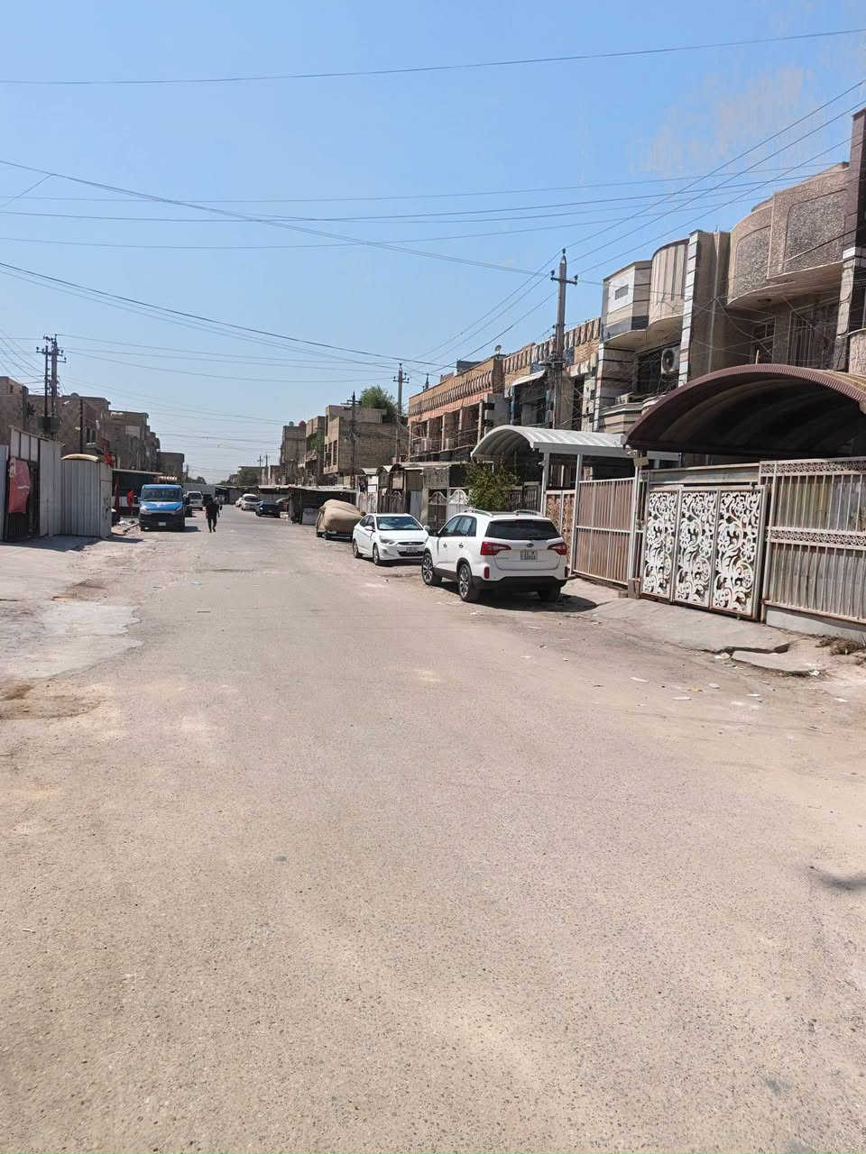 بيت للبيع مساحه٦٠متر الشعب قرب مروى الخضراء شارع ٢٠متر ورصيف ٥متر يحتوي على ٣نوم وصاله ومطبخ وخدمات لاتصال مكتب كليم الله للعقار مقابل مدرسة بلقيس تابعني على الصفحه ***********
