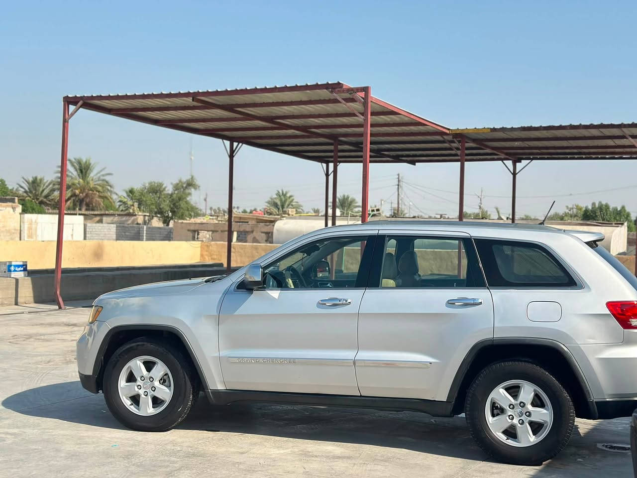 جيب لاريدو ٢٠١١ للبيع  وارد أمريكي. وسوناره موجود كدامك مكينت السياره ٣٦٠٠فار ويل 4x4 سياره جاهزه من تاير من كير من حداديه  العنوان بابل قضاء جبله السعر ١٤٠وبيه مجال رقم الهاتف ***********
