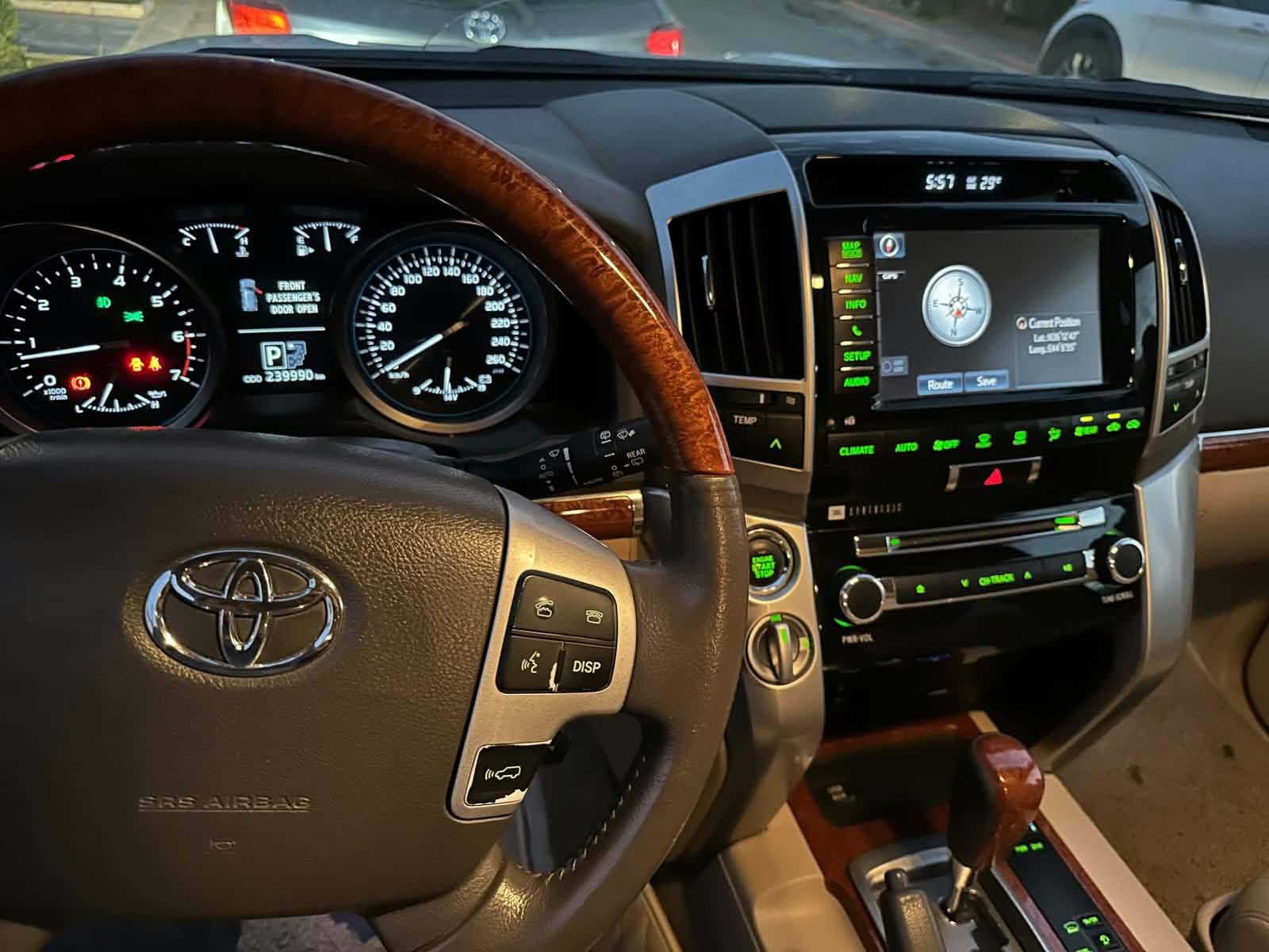 لاندكروزر VXR • ٢٠١٤ • ٢٤٠ الف