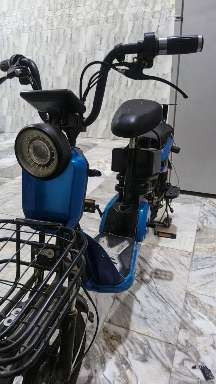 ***********سلام عليكم دراجه شحن للبيع سعر 100 وبيها مجال التار اللي قدام طاق دراجه دراجه الراديله شاحنه مال دراجه
