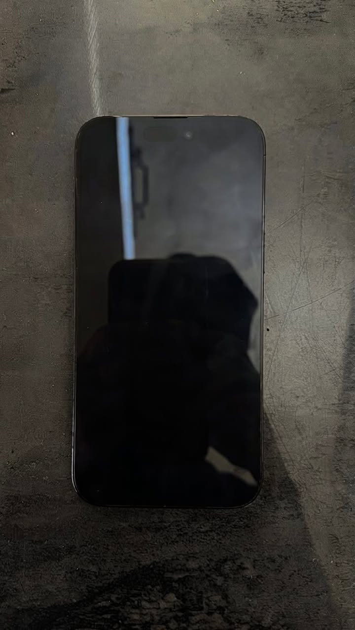 iphone 14 pro max 
الجهاز نضيف وما مبدل بي اي قطعه مثل ما موضح بل صور

بطاريته 91 اصليه 🔋
كامل الملحقات موجوده لكن بدون كارتونته
سعره 830 وبي مجال قليل
عنواني اربيل 
الرقم للتواصل ***********

نص مكتوب في الصور:
- حالة البطارية والشحن كما هو الحال مع البطاريات القابلة لإعادة الشحن، بطارية الهاتف قابلة للاستهلاك وتصبح أقل فاعلية مع الوقت. معرفة المزيد... 91% الحد الأقصى للقدرة هذا قياس لقدرة البطارية مقارنة بقدرتها عندما كانت جديدة. قد تتسبب القدرة المنخفضة بتقليل ساعات الاستخدام بين عملية الشحن والأخرى. أقصى قدرة للأداء ستساعد الأنظمة المضمنة في النظام والمكونات في تخفيف آثار الأداء التي قد تلاحظها أثناء التقدم الكيميائي في عمر بطارية iPhone. شحن البطارية المحسن للحد من استنزاف عمر البطارية، يتعلم الـ iPhone من عادات الشحن اليومية، بحيث ينتظر ولا يتجاوز %80 حتى يحين موعد حاجتك إلى استخدامه.
- القطع والخدمة تجمع Apple سجل تاريخ القطع والخدمة، وهذا السجل يعرض معلومات عن هذا الـ iPhone وحالته وتفاصيل إصلاحه. معرفة المزيد... سجل تاريخ الخدمة البطارية أصلية مجموعة اللوحة المنطقية أصلية كاميرا العمق الحقيقي أصلية