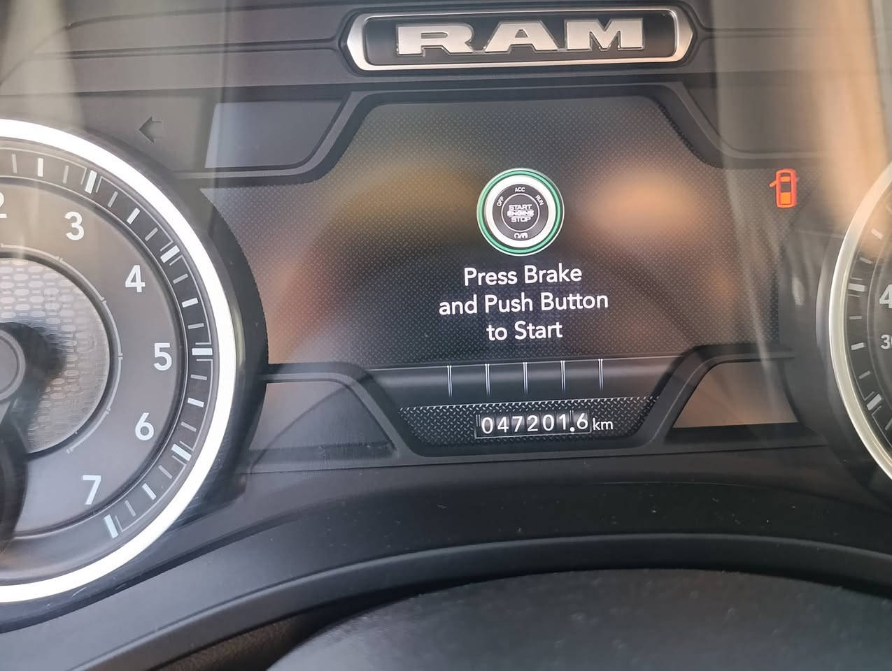 للبيع: رام 1500 بيج هورن (RAM 1500 Big Horn) موديل 2023
المواصفات الفنية:
 * المحرك: V6 بسعة 3.6 لتر Pentastar مع تقنية eTorque.
 * ناقل الحركة: أوتوماتيك 8 سرعات.
 * نظام الدفع: 4x4 (دفع رباعي).
 * المسافة المقطوعة (العداد): 48,000 كم.
التجهيزات والتقنيات المميزة:
 * مواصفات الراحة والتدفئة:
   * تدفئة مقاعد.
   * تدفئة ستيرن ض
   * مقعد السائق تحكم كهربائي.
   * فتحات تكييف خلفية.
 * أنظمة التوفير والتقنيات:
   * نظام التوقف الذكي Auto Stop/Start (لتوفير الوقود).
* توقف ذاتي 
   * شاشة عملاقة  تسلا  تعمل باللمس.
   * تدعم Apple CarPlay و Android Auto.
   * تشغيل عن بُعد + بصمة تشغيل ودخول ذكي.
   * تحكم كامل من المقود + مثبت سرعة.
 * الأمان والحساسات: حساسات أمامي وخلفي، كاميرا خلفية، نظام مراقبة ضغط الإطارات.
 * الحالة العامة: السيارة بحالة ممتازة، ومرفق تقرير السونار الكامل مع الصور.
 * السعر المطلوب: 270 ورقة 
رقم السياره بغداد الجديد
مكان السياره بغداد الصليخ شارع 600
للتواصل ***********
