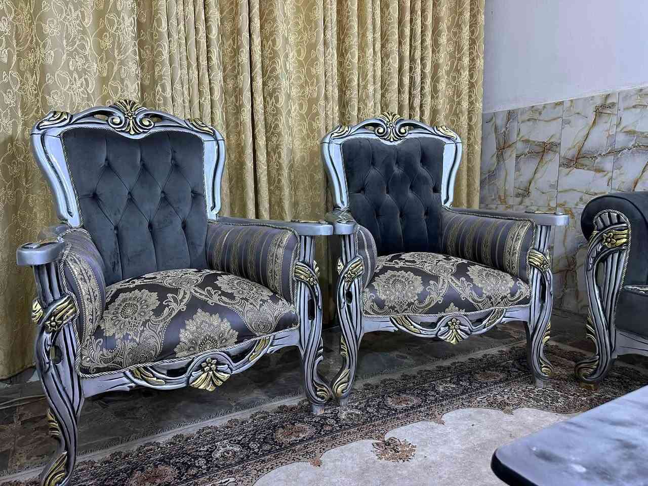 ملكي تركي خشب زان عشر مقاعد مع وسطيه نظيف جداً مكانه المنصور ***********
