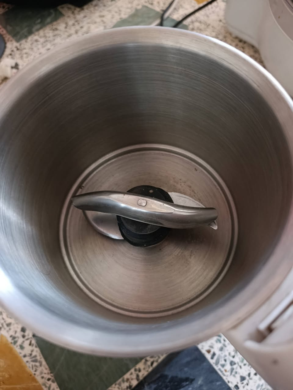 السلام عليكم، محضر وطباخ طعام متعدد الوظائف GourmetMAXX Thermo-Multikocher
الماركة والنوع: جهاز طهي وخلط متعدد الوظائف (GourmetMAXX) ألماني متعدد الاستخدامات.
المميزات والمواصفات:
جهاز شامل (All-in-One): يجمع بين الخفق، الخلط، الفرم، والطبخ الحراري في جهاز واحد.
وعاء ستانلس ستيل: سعة ممتازة من الفولاذ المقاوم للصدأ ومقاوم للحرارة وسهل التنظيف.
لوحة تحكم رقمية (شاشة LCD): إمكانية الضبط الدقيق لوقت الطهي (ZEIT) والحرارة (TEMP) وسرعة المحرك (MOTOR).
سرعات وبرامج متعددة: يحتوي على خيارات سرعة متنوعة (عالية H، منخفضة L، وتقليب S) مع برامج تحضير مسبقة (PROG).
استخدامات متنوعة: مثالي لتحضير الشوربات، الصوصات، الأرز، المهروسات، العصائر، والعجين بسرعة وسهولة.
غطاء محكم: مزود بغطاء علوي مع فتحة لإضافة المكونات أثناء التشغيل.
الحالة: مستعمل، نظيف جداً وشغال بشرط الفحص والتدقيق.
السعر: 35,000 دينار مع التوصيل 
الموقع: الموصل - الجانب الأيمن.
للتواصل: ***********
