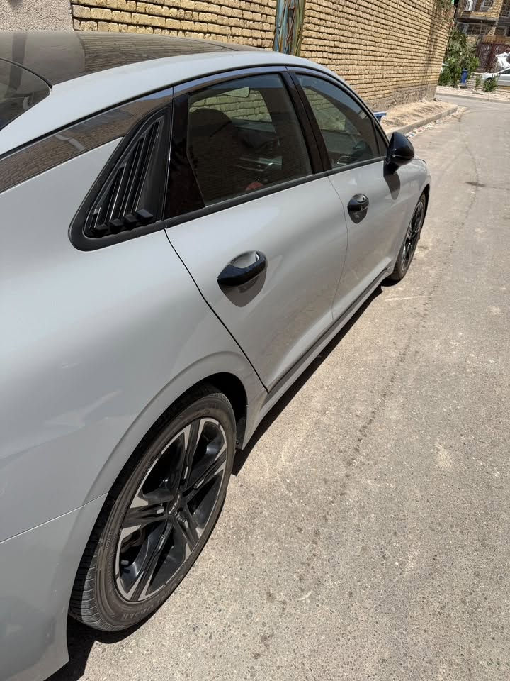 🚗 للبيع كيا K5 موديل 2023 - فئة GT-Line  
لون الاسمنتي المميز 
ماشيه (59 km ) 

( حادثها خلفي جنطه وراجعها نفسها ) وبقيه التفاصيل ب 
السونار وي الصور  

✨ المواصفات:  
-فول الفول ع الاخير 
- محرك قوي وناعم. ( 1.6 ) تيربو  ( افوللها كله محسن ماشايفه العادي 
)  
- قير أوتوماتيك  
- فتحة سقف بانوراما 🌞  
- شاشه وسطية كبيرة + نظام معلومات متطور  
- كاميرا خلفية + حساسات أمامي وخلفي  
- مثبت سرعة + تحكم بالدركسون  
- بصمة تشغيل (تشغيل بدون مفتاح)  
- إضاءة LED أمامية وخلفية  
- جنوط رياضية  
- مرايا كهربائية + طي كهربائي  
- داخلية جلد احمر 
-كشنات كهربائيه 
-كشنات تدفئه تبريد 
‏-AUTO HOLD
‏-DRIVE MODE
- رقمها اربيل 
-نقطه عمياء ب المري + اشاير ب المري 
-لايتات اماي زنون 4 عدسات مو 3 
- 
- بعد بيها مواصفات هواي لان السياره فول مواصفات للاخير 

🛡️ الأمان:  
- نظام مانع انزلاق  
- ABS + ESP  
- وسائد هوائية  
- نظام ثبات  

📌 الحالة:  
 
السياره. خير من الله مصروف عليها ماتحتاج شي 

📍 الموقع: الناصرية  

💰 السعر: ( 185 $ )  بييها مجال بسيطه كلش حك جيه 

📞 للتواصل: ( *********** )  بي واتساب
