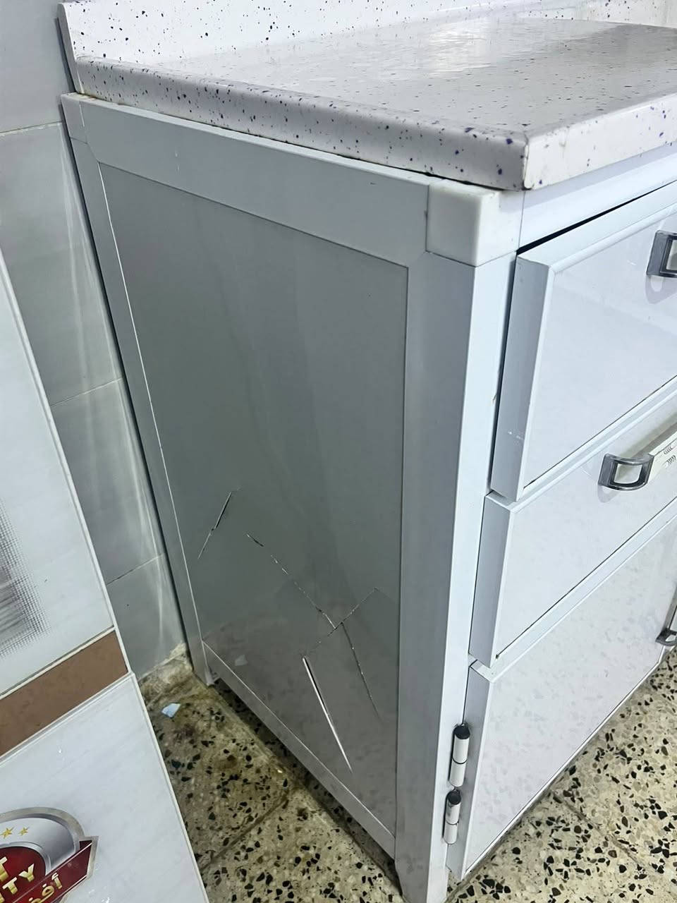 سلام عليكم ورحمه الله وبركاته 

كامنتر مثل ماموضح بل صوره 
سعر الكامنتر+ 400 وبي مجال +مع طباخ السعر 150 وبي مجال +منضده السعر 150 مابيه مجال نضيفه النضافه 90٪  بيسكل سعره 50 ومابي مجال  السعر النهائي ✓  750 وبي مجال }. المكان بغداد مشتل ✓ الرقم *********** !&سلام عليكم اثاث مستعمل
