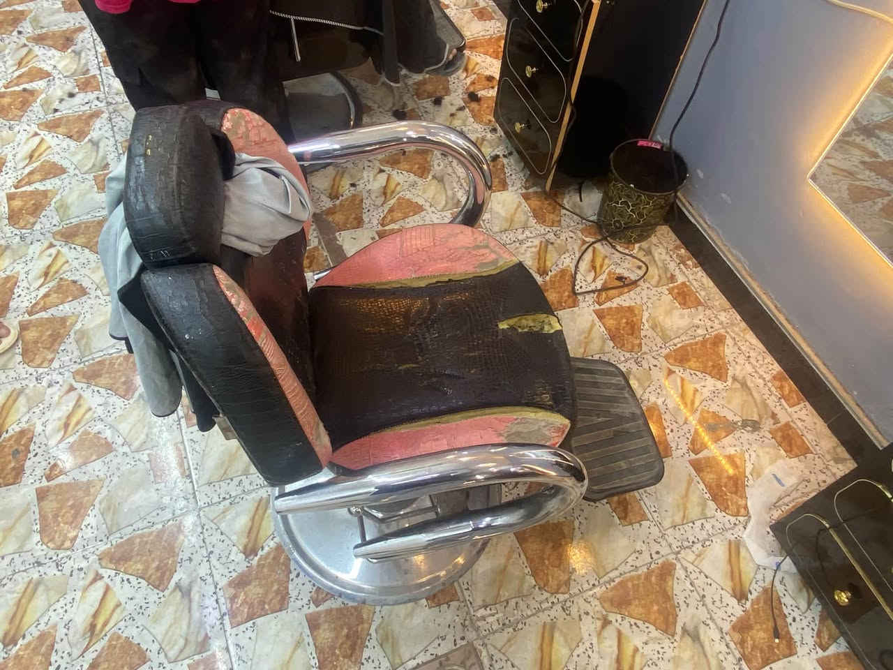 سلام عليكم غراض حلاقة
٣ مري 
٣ ميوزة
٢ كراسي شبح
١ كرسي عادي 
١ فاترينة 
٢ قنفات 
السعر ٨٥٠ وبيهن مجال حك الجيه 
رقم الهاتف /*********** فقط واتساب 
مكاني بغداد / التاجي 
ملاحضة / ابيع شلع
