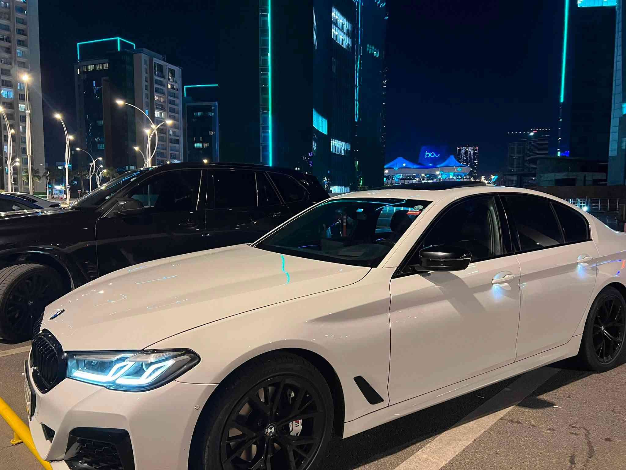 BMW2022 530i
X drive Mبلادي 
فول داتو شو 
سلايد ويلات M
ستيرن دوسات شاشه كله مختم M
شاشه كبيره اشاره باليد
لايتات متحركه 
صندوق كهرباء 
سماعت هارمن كاردون 
كشنات ٧٠٠ جلد 
ماشيه كلش قليل ٣٣ الف 
سياره بيه ٣ قطع صبغ قطعتين بلادي شركه تبديل 
شرط اي دواخل ماكو شاصي لغد كله مكفول بدون داخل
مكان سياره اربيل للاتصال *********** سعر ٢٨٠
