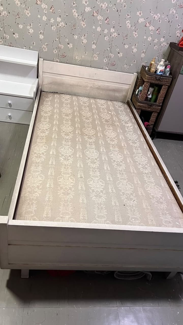🛏️ للبيع جرباية خشب نفر + كومدي صغير
📍 المكان: بغداد – شقق حي السلام (صدام سابقاً)
💰 السعر: 150 ألف وبي مجال بسيط
🚫 ماعندي توصيل
📱 للتواصل واتساب: ***********
