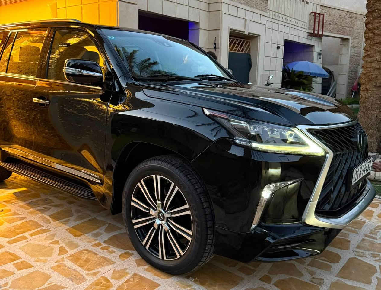 السلام عليكم LX 570 2016 سوبر سبورت  مواصفات معروفة بريم ماشية 160000 رقم بغداد بأسمي مكفولة السعر 56500 وبي مجال بسيط مكان زيونة للاستفسار ***********
