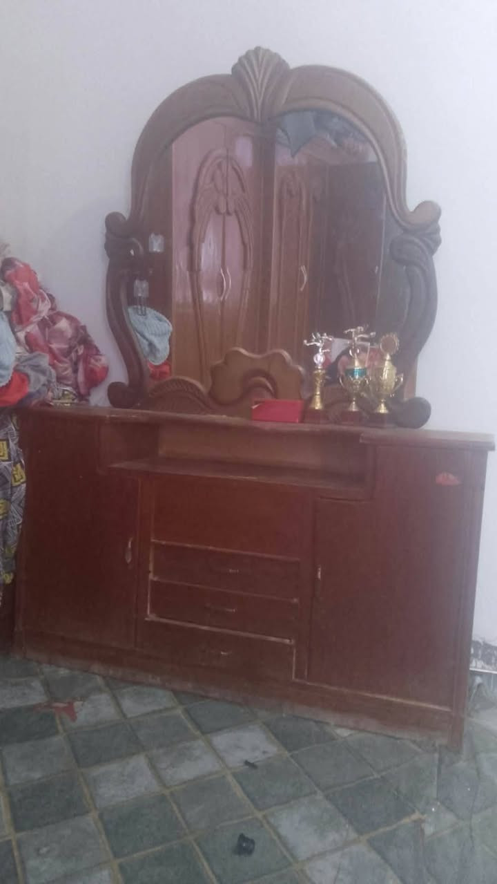 غرفه نوم نجاره للبيع بسعر مناسب نظيفه تواصل ***********
