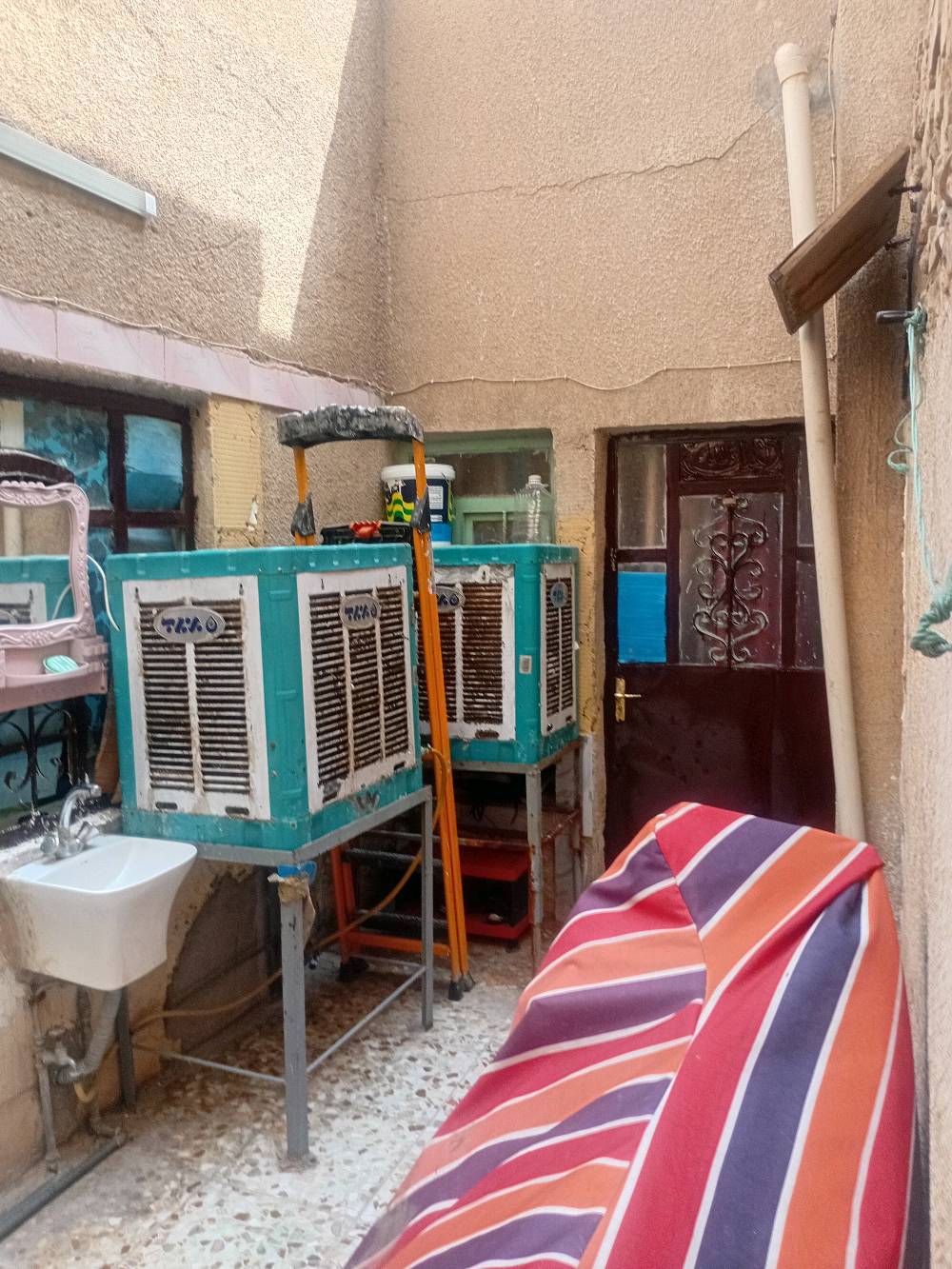 نص قطعه خلفيه طابق واحد مسلح بناء 2010 عاليه عن الشارع وعاليه داخل البيت غرفه نوم وستقبال معزول وحولي  وترك وحوش وحمام مشترك نظيف حيل بغداد الشعله قطاع الثامن تفاصيل اكثر واتساب ***********
هلا عمي، ممكن توضح المساحة الكاملة للقطعة شكد بالضبط، وبيها سند/طابو لو إيجار؟: 
طابو صرف مساحه 80 متر
بالنسبة للموقع، شنو أقرب نقطة/شارع معروف بحي الشعلة وشنو رقم القطعة أو الزقاق حتى يسهّل على الزبون يوصل؟: 
سوق الساحه 