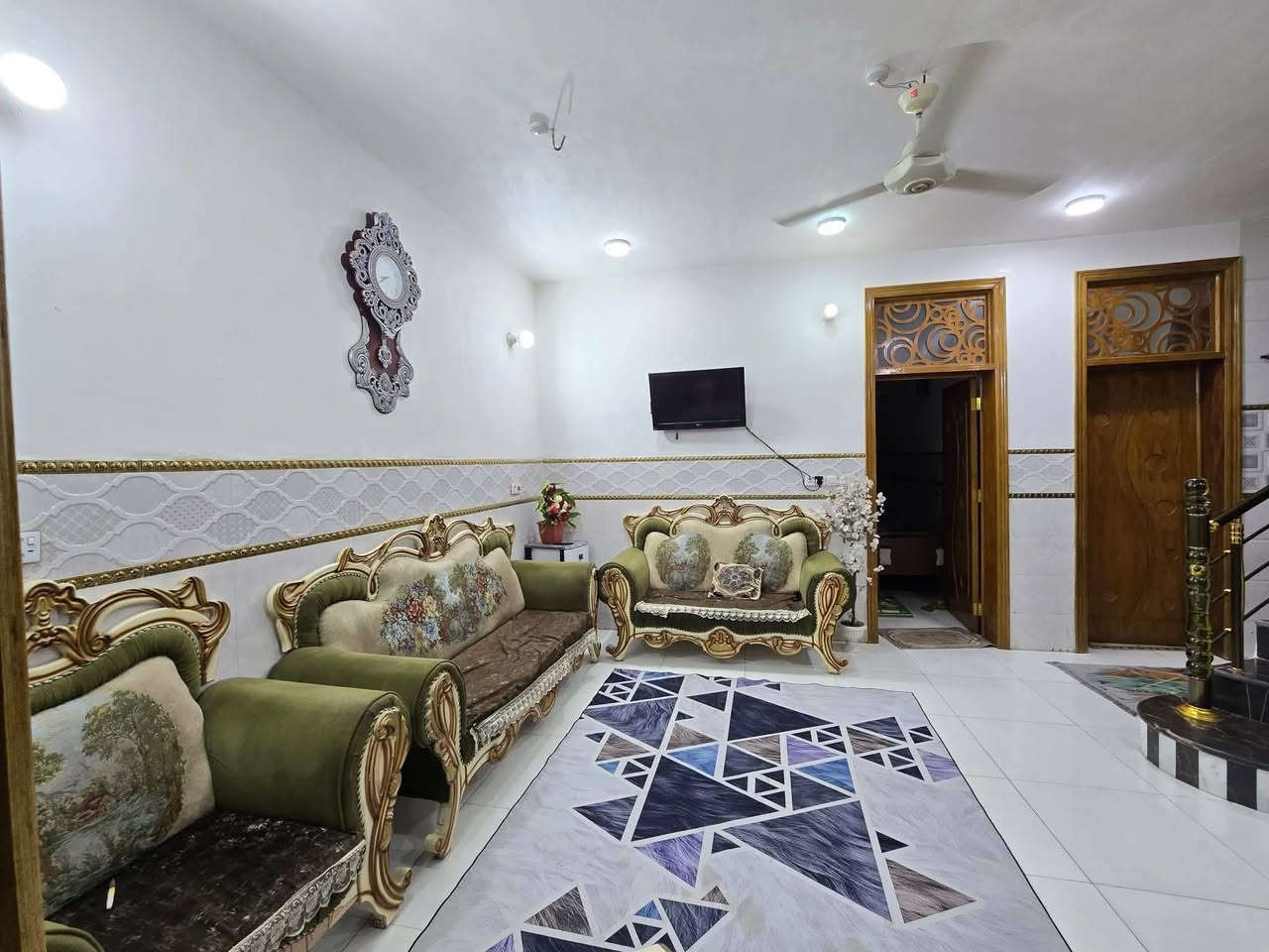 دار للبيع مساحه 200م
طابو زراعي سند 25 
الطابق الاول 
غرفتين نوم.   هول.   استقبال.   مطبخ.   مجمع صحيات داخلي وخارجي.       كراج سياره 

الطابق الثاني 
غرفتين نوم.     هول.     مجمع صحيات.   

السعر 130وبيه مجال.   بيع مستعجل 

بناء حديث  طابوك.  صب كونكريت.    عرض الشارع 8م
بابل ورديه داخل قرب الأمام سيد موسى ‏‪***********‬‏
