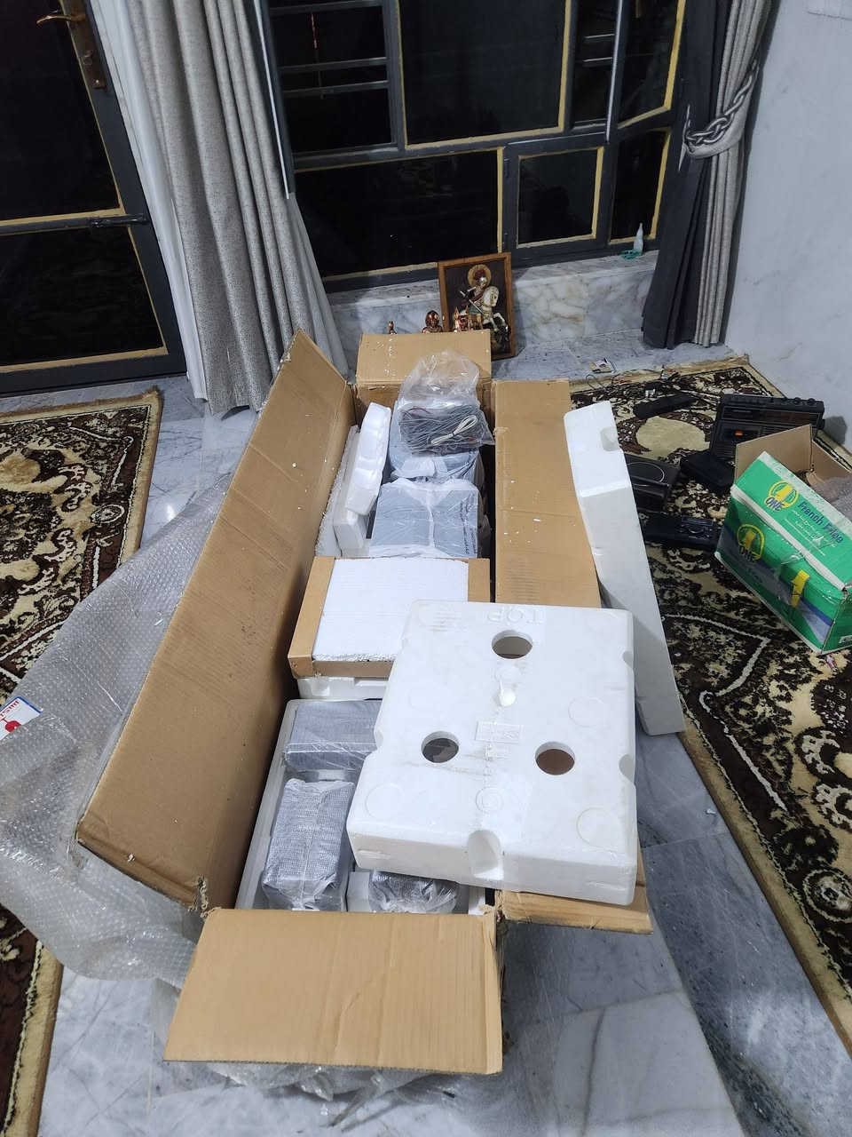 للبيع يابان الاصلي كارتونه مامستعمل طول كارتون 2متر وزن ثقيل. صوت 1400 واط صوت جدا عال ومجسم سماعات ٥
جهاز تحفه 400 دولار ***********
