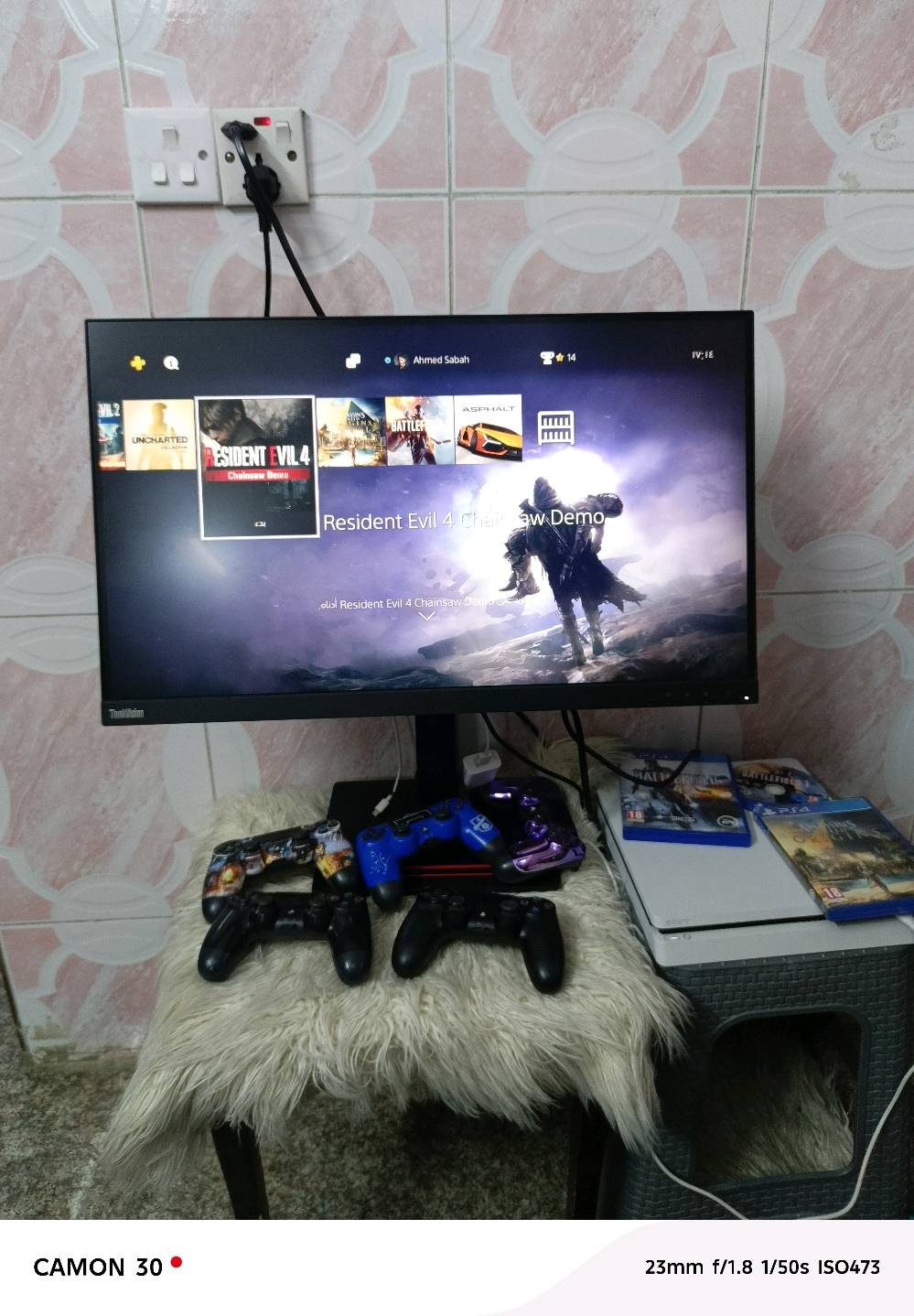 🎮 عرض كيمجي متكامل ومميز للبيع! 🔥
​بلايستيشن 4 سليم (PS4 Slim) سعة 1 تيرا مع الشاشة، الألعاب، و5 جوجستكات (أجهزة تحكم)! جهاز نظيف جداً وأخو الجديد (بدون كارتونة)، ومعروف بكامل ملحقاته والكابلات والدجتل.
​📋 تفاصيل العرض الكاملة:
​الجهاز: بلايستيشن 4 سليم بذاكرة 1 تيرا (1TB).
​أجهزة التحكم: 5 جوجستكات متوفرة مع الجهاز.
​الأقراص المادية: 3 أقراص ألعاب متضمنة في العرض.
​الشاشة: شاشة ألعاب متحركة
 (بلازما) واضحة وممتازة ملحقة مع الترتيب الكامل للكابلات.
​الألعاب الرقمية المثبتة (كما تظهر في الفيديو):
​Little Nightmares & Little Nightmares II
​Asphalt Legends
​Assassin's Creed Origins
​Battlefield 4 & Battlefield 1
​Destiny
​eFootball
​Fall Guys
​Far Cry 6
​Fortnite
​Moto Racer 4 Demo
​Resident Evil 2 (R.P.D. Demo)
​Resident Evil 3 Demo
​Resident Evil 4 (Chainsaw Demo)
​Resident Evil Revelations 2
​Roblox
​Street Fighter 6 Demo
​Tom Clancy's Rainbow Six Siege
​Uncharted: The Nathan Drake Collection
​💰 السعر الإجمالي: 300,000 دينار عراقي فقط للبليستيشن مع الشاشة والـ 5 جوجستكات وكافة الملحقات.
​📞 للتواصل والاستفسار:
متواجد للرد على (واتساب فقط) عبر الرقم:
*********** عنوان بغداد الكرخ بغداد.