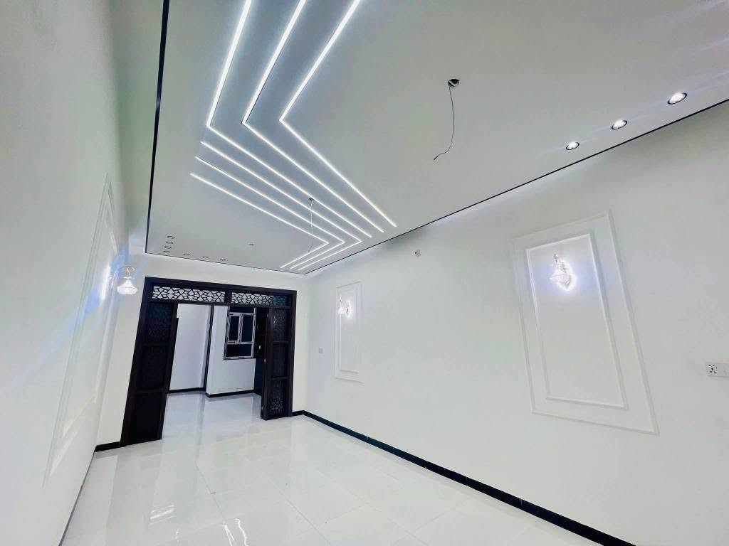 🏡دار للبيع ملحق قريه الغدير الاولي🏡
المساحة: 150 متر 

✅ #طابو_زراعي_سند_25_أقرار_محكمه

السعر: جداً مناسب 

الموقع: النجف ملحق قريه الغدير#قريب الشارع الرئيسي جداً عل اربع سايدات 

مواصفات البناء:

غرفتين نوم وصاله ومطبخ واستقبال حمامات داخليه وخارجيه وكراج 

بناء مرتب (أساس + سقف كونكريت + طابوك)

أرضية بورسلين أبو الـ 60

الخدمات:#بعد_عن_قريه الغدير م100حقيقي 

ماء كهرباء مدارس سوق تبليط مولد

للاستفسار والاتصال:

*********** النجف, العراق
