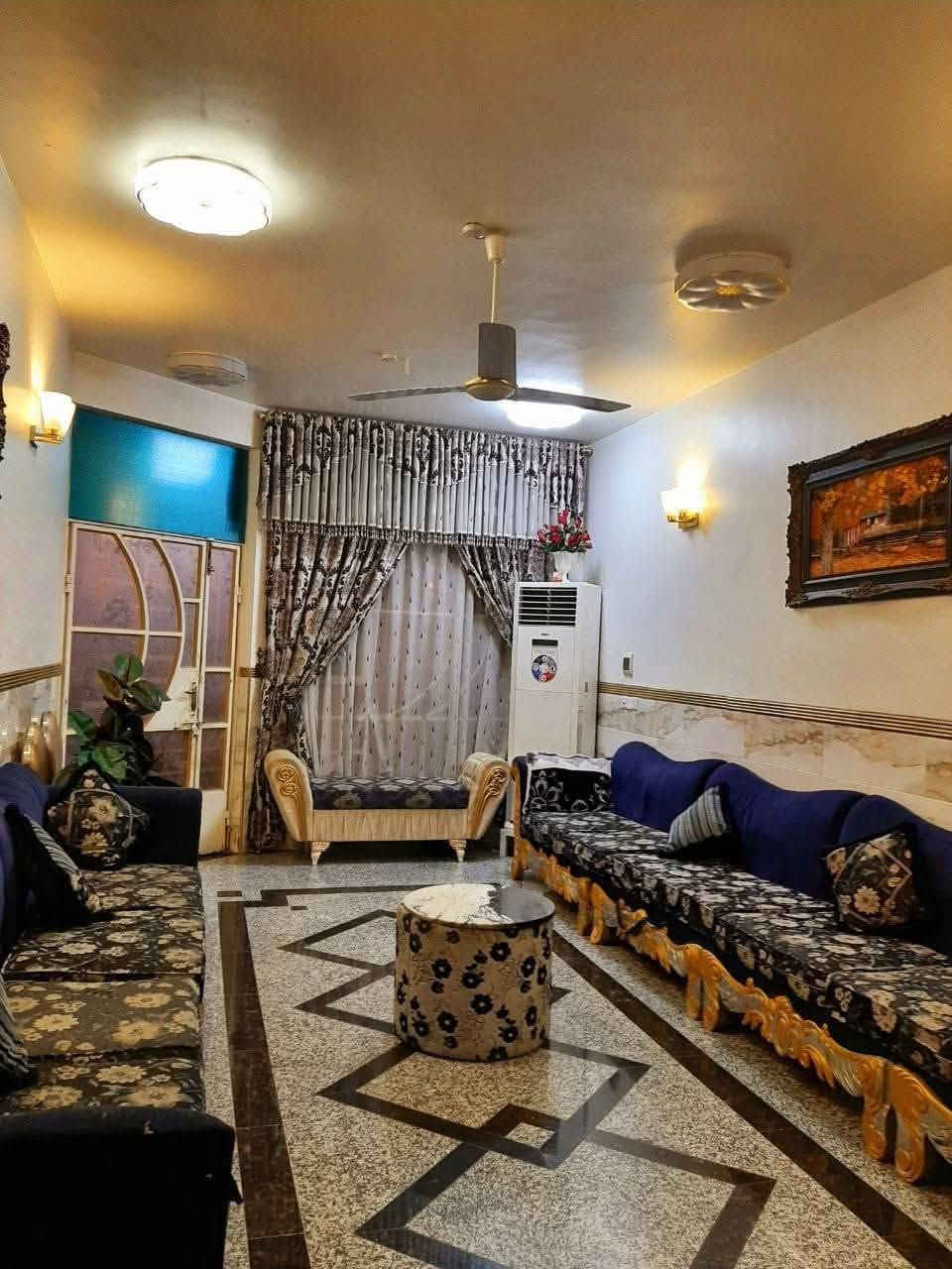 السلام عليكم  بيت للبيع منطقه حواس يبعد عن شارع العام 300متر المساحه 160 متر البيت مثل ما واضح عدكم جديد بناء شرط من أرقى المواد والرضيه مرمر للستفسار مراجعه مكتب عامر للعقار نزلت حسينيه محمد داود او الاتصال على الرقام التاليه ***********او ***********
