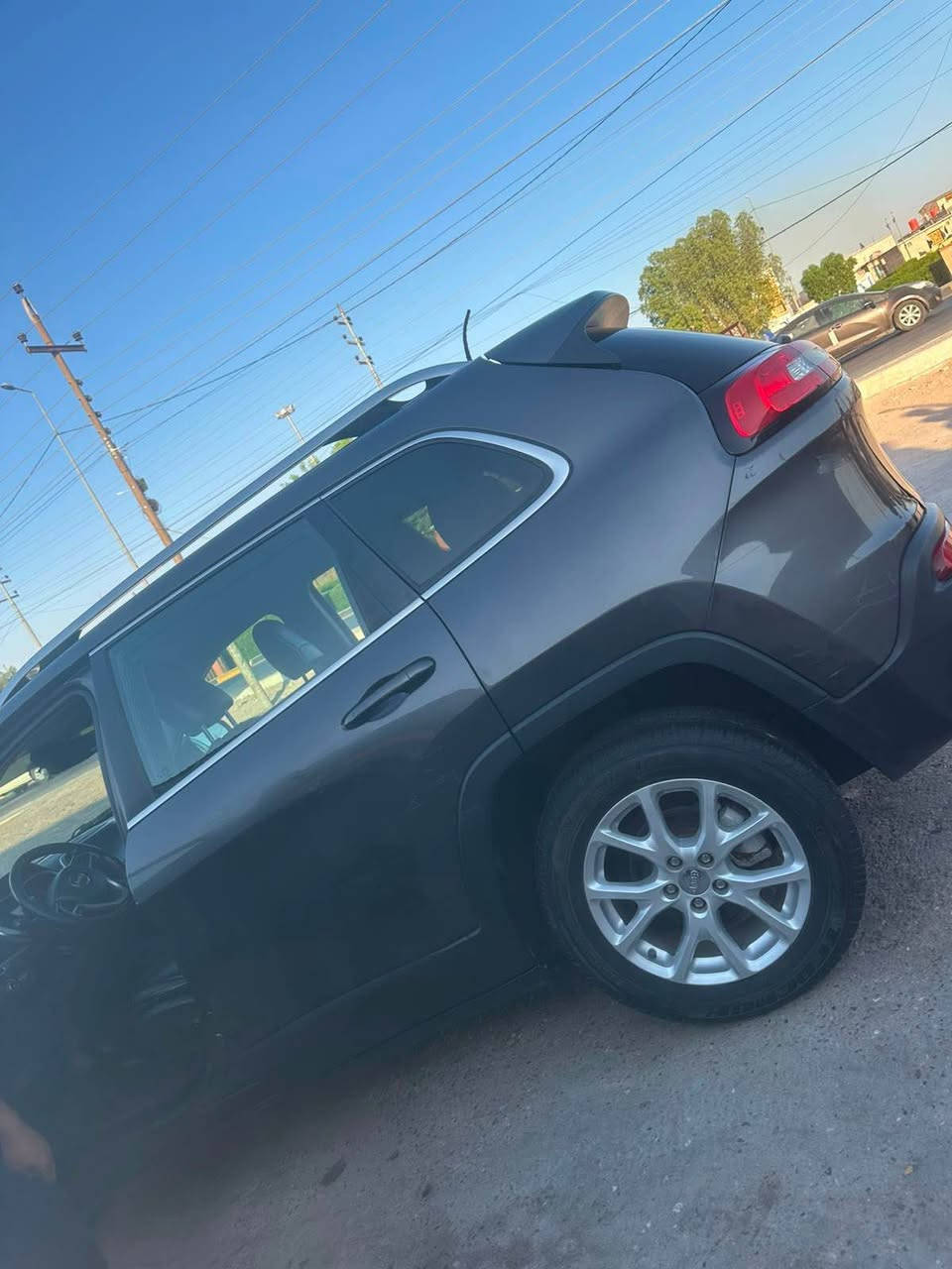 🚗 Jeep Cherokee 2018 للبيع 🚗
 الرقم: البصرة خصوصي جاهزة للتحويل.
 اللون: رمادي.
 الوضع الميكانيكي: محرك، جير، حدادية، وتبريد بشرط الفحص.
 النظافة: سيارة عائلية نظيفة جداً ودواخل ممتازة، ما تحتاج أي مصاريف.
📍 المعاينة: البصرة
💵 السعر: [السعر المطلوب]
📱 للاتصال أو واتساب: *********** البصرة, العراق

