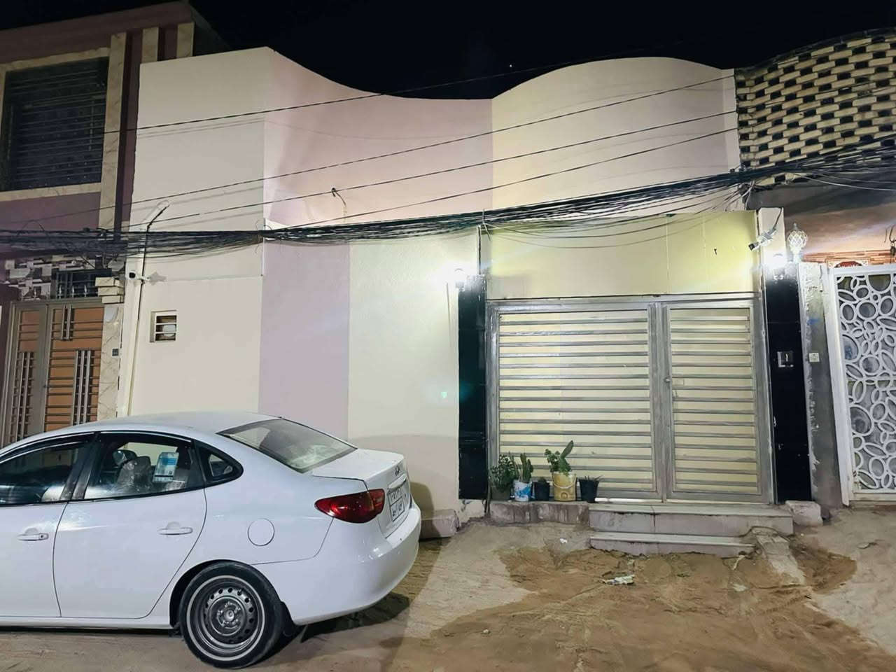 دار للبيع 150متر
صب كونكريت 
طابق واحد يحتوي على غرفتين.صاله ومطبخ. استقبال 
وحمام داخلي .خارجي 
العنوان:شارع المطار الجديد قرب شارع السبيس 
قرب سادين المطار الرئيسيات
  سعر 80وبيه مجال طابو زراعي سند 25مشمول بتطويب 
الاستفسار الاتصال على الرقم: ***********.... ***********
