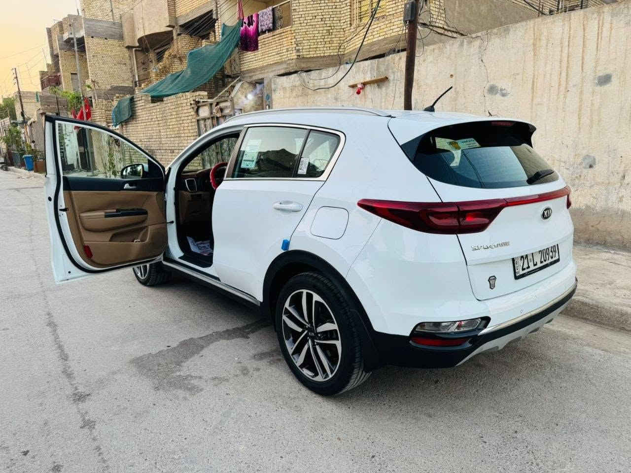 سبورتج خليجي 2019
كفاله عامه من الصبغ وبارد

 السياره نضيفه معنه الكلمه 

مكينه2000دوش كير صدر اطارات جدد
مواصفات حساسات أمامية وخلفيه شاشه وكامره خليفه 
مري أشير+شفط +بصمه تشغيل هندابريك كهرباي
مكاني بغداد الشعب حي اور السعر 20وبيه مجال

الهاتف ***********
