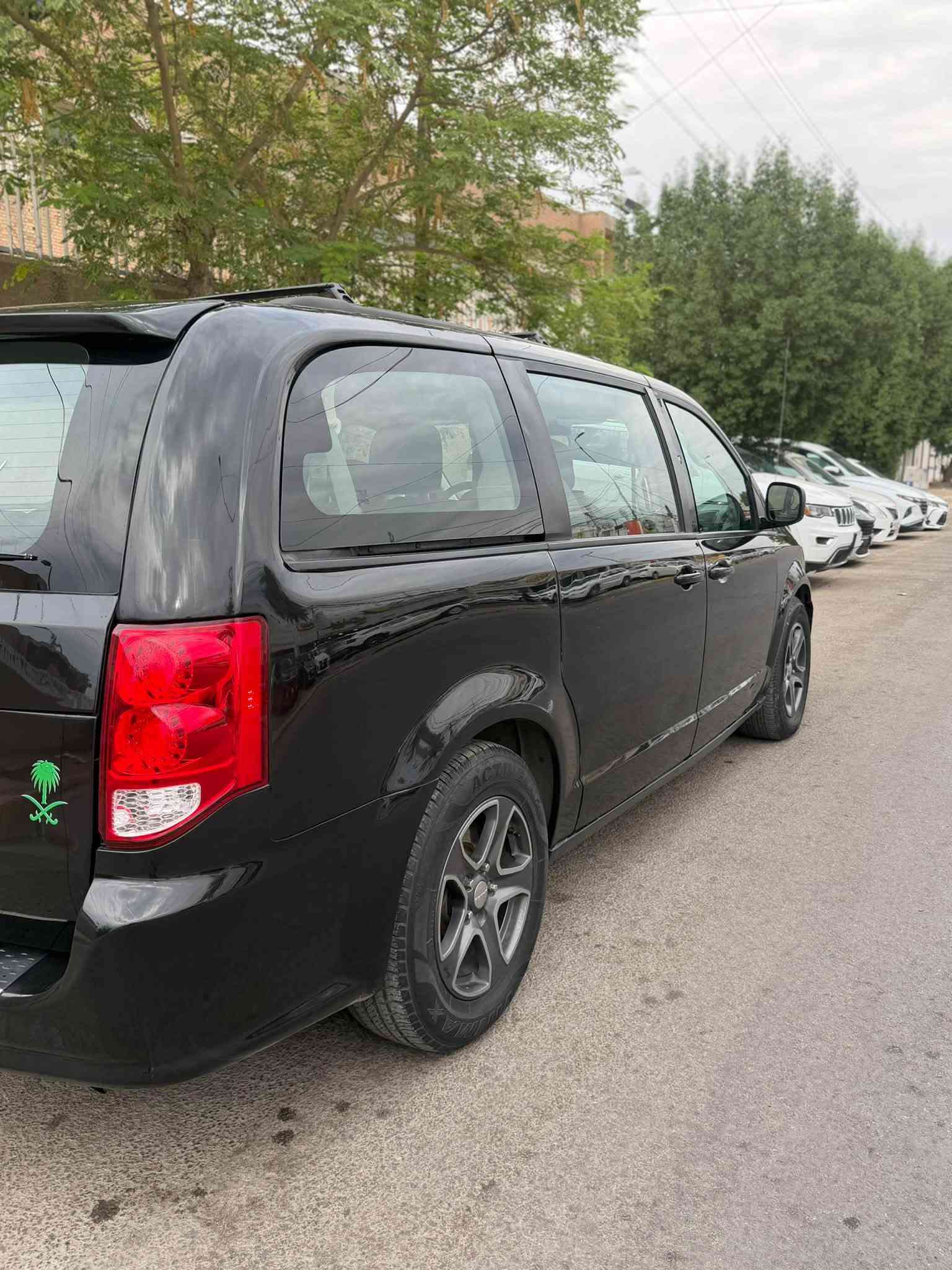 السلام عليكم دوج كرفان 2017 sxt  امريكي حادث الصندوك والجاملغ الخلفي فقط بدون ايرباك رقم بغداد بأسمي هزه جديده منضومه تبريد جديده 3 قطع صدر امامي خلفي كله جديد  المكان بغداد السعر 140 وبيها مجال ***********
