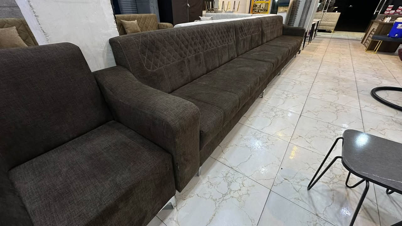 كنبة • للبيع • بدون تفاصيل