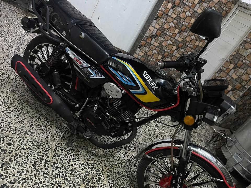 سلام عليكم ايراني سونك سبي اف محرك 200
موديل 25 ضاغطه وزنجيل يرهم مراوس مو بيع
كلشي شغال بي اشاير هورن نكره صلف بي اوراق
فقط مراوس وانطي فرق حسب قناعه ، علق اطبلك خاص
***********

