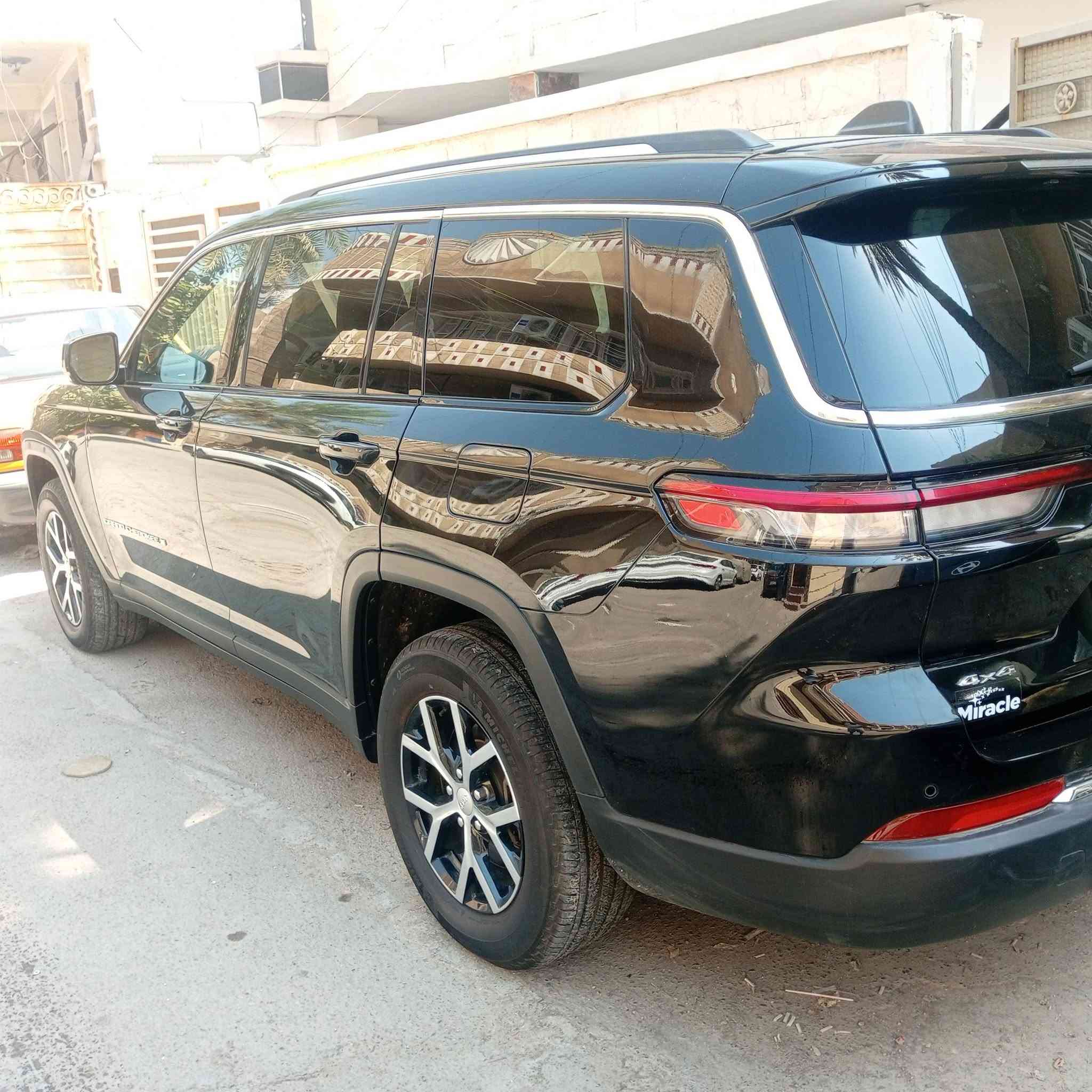 سلام عليكم جيب شيروكي موديل 2024 امريكي فول مواصفات  بانوراما 7راكب vip حادث جاملغ وبنيد سعره 25 وبيه مجال بدون رقم مكانه الاعظمية 
***********
