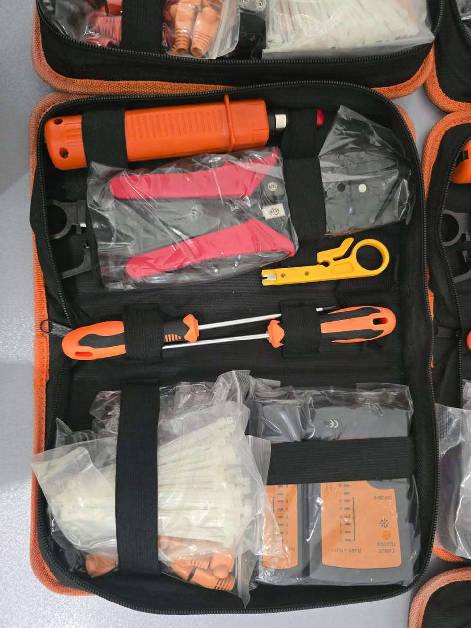 عندي جنطة عبارة عن عده متكاملة مفيدة جدآ للاشخاص الي يستخدمون الحاسبات وشبكات الانترنت مثل ماموضح بالصورة
السعر 15 الف
للحجز ***********

