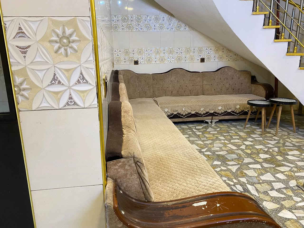 السلام عليكم 
👈للبيع: ديون (قنفات) بحاله جيدة✅

📌قياس التخم ست أمتار زاويه آلون بيجي مطعم بجوزي

📍النضافه مستعمل بي تصليحات بسيطه 

🖇️يجي وياه طبلات ومفرشين واحد كريمي واحد جوزي 

💰السعر:؛ 115الف وبي مجال 

🕹️المكان[بغداد/ مدينة الصدر / الدسيم ]

📞الرقم للتواصل /***********
