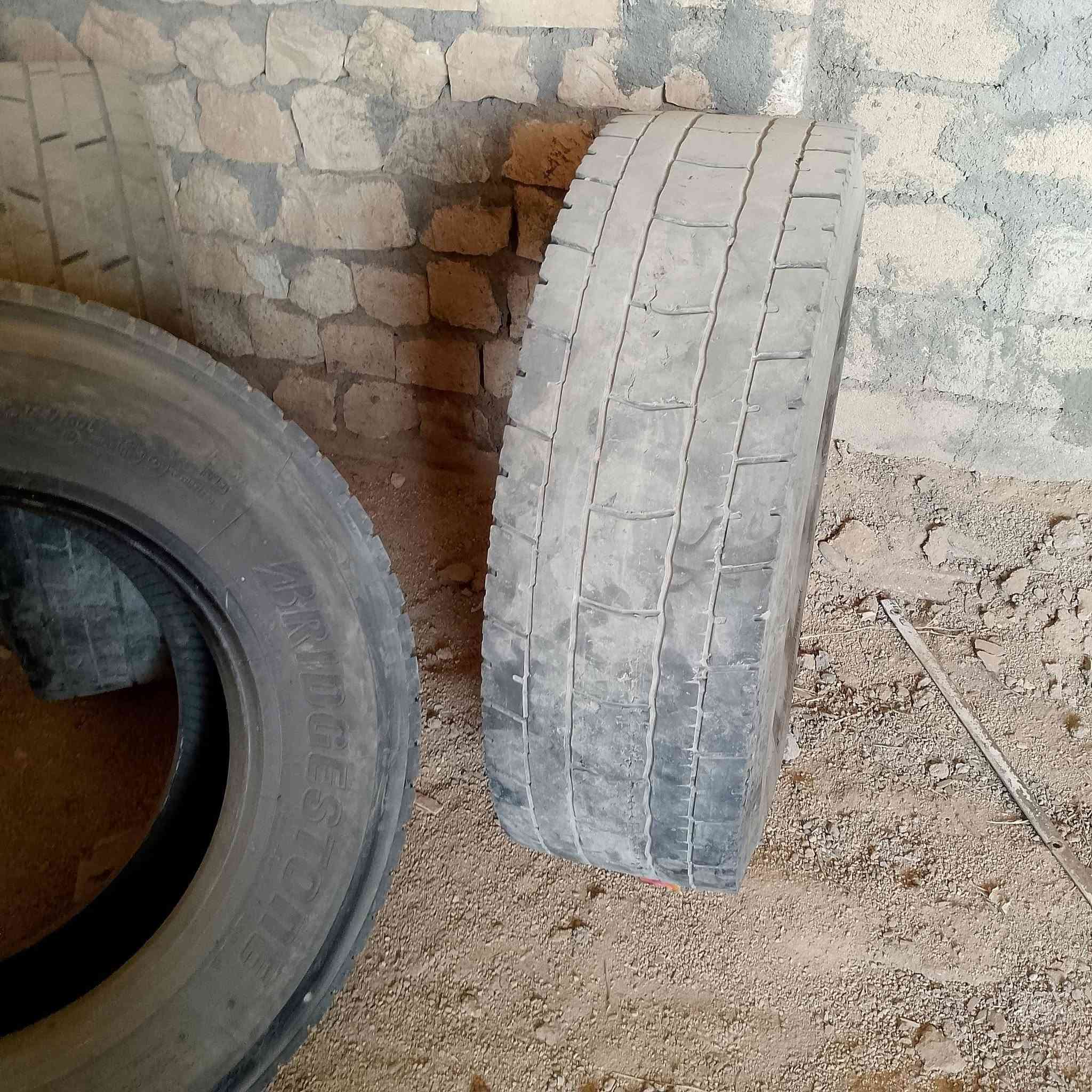 للبيع هوه حمالاته 400لتربلادي 30050$
فجوج عدد اربعه كامل 
 زوجين 70برجستون مستعمل 
*********** ابو صباح
