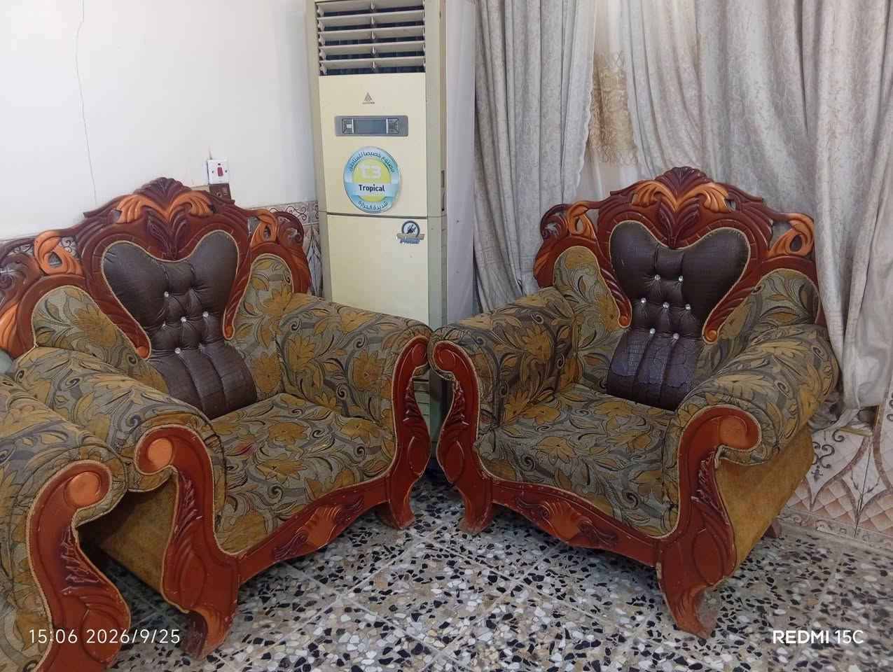 سلام عليكم تخم ملكي يحتوي على خمس مقاعد ثنين ام نفر و ثنين ام نفرين وحده ام ثلاثة نفرات 
سعره 100 وبي مجال مكاني بغداد سبع قصور 
رقم الهاتف ***********

نص مكتوب في الصور:
- 15 06 2026/9/25 REDMI 15C
- 15:06 2026/9/25
- REDMI 15C
- 15:06 2026/9/25 REDMI 15C
