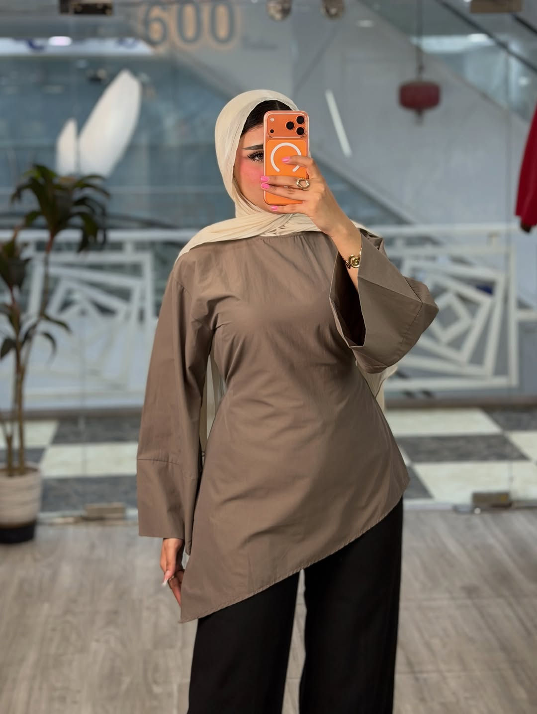 ⁨	⁨	شنو احجيلكم القميص يجنن الكصة تفوز ❤️‍🔥

توفر ب 6 الوان فري سايز ✔️

توصيل متوفر للحجز دايركت 📩⁩⁩
