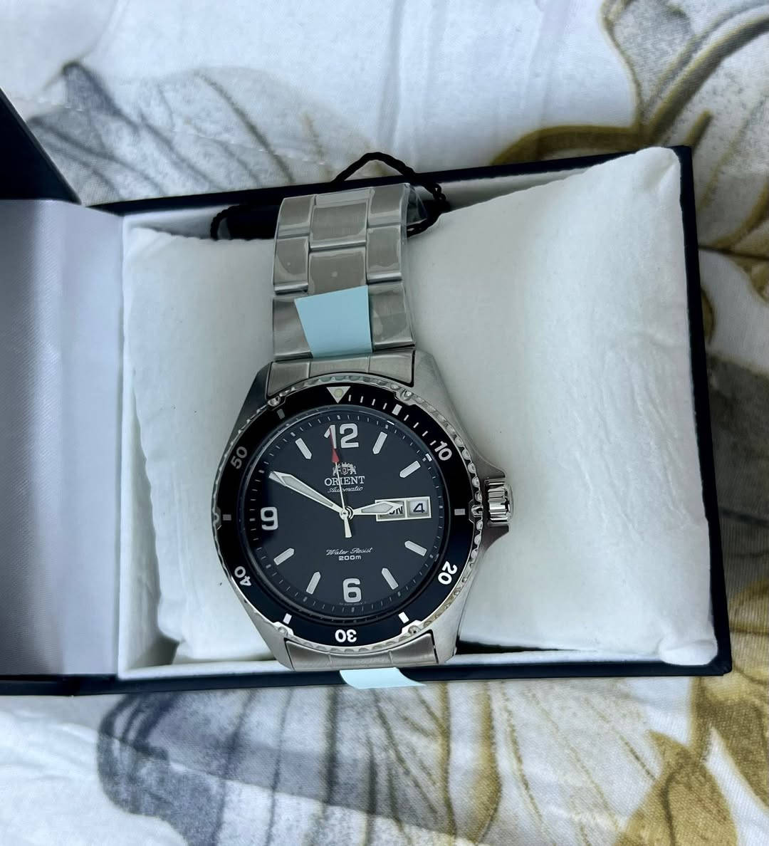🔥 للبيع | تحفة يابانية فاخرة 🔥

⌚️ Orient Automatic

💎 ساعة راقية بتفاصيل فخمة ومينا اسود ملكي تخطف النظر مع كل انعكاس ضوء صناعة يابانية أصلية 

 📏 قطر الساعة: 41mm

⚙️ حركة أوتوماتيك احترافية تعمل بالحركة بدون بطارية

🩶 سوار ستانلس ستيل فاخر بتشطيب عالي الجودة

📅 عرض للتاريخ بتصميم أنيق وكلاسيكي

📦 الحالة: جديدة بالكامل بالباكيت

💰 السعر: 400$

📩 للجادين وأصحاب الذوق الراقي – التواصل خاص او واتس اب ***********

