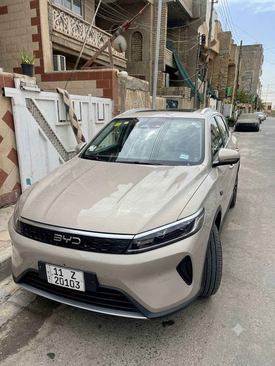 هي بي واي دي سونغ بلس (BYD Song Plus EV / Champion Edition) من فئة كروس أوفر (SUV) الكهربائية.
الموقع البلديات
***********
​1. النوع والموديل

​الشركة المصنعة: BYD (بي واي دي).

​الموديل: Song Plus (تُعرف أيضاً في بعض الأسواق باسم BYD Seal U).

​سنة الصنع/الجيل: الجيل المحدث (Facelift / Champion Edition)، موديل - 2025. 

​2. أبرز المواصفات الفنية

​منظومة الحركة: كهربائية بالكامل (EV).

​المحرك: محرك كهربائي أمامي يولد قوة تصل إلى حوالي 204 حصان (150 كيلوواط) وعزم دوران 310 نيوتن.متر. 

​البطارية: بطارية شفرات متطورة وأمنة جداً (BYD Blade Battery) بسعة تقارب 71.8 كيلوواط/ساعة أو 87 كيلوواط/ساعة (حسب الفئة والمواصفات). 

​المدى (المدى الكهربائي): يتراوح بين 520 كم إلى 605 كم بالشحنة الواحدة (وفق المعيار الصيني CLTC). 

​الشحن: تدعم الشحن السريع (DC) الذي يمكنه شحن البطارية من 30% إلى 80% خلال 30 دقيقة تقريباً، بالإضافة للشحن المنزلي (AC).

​3. المواصفات الخارجية والداخلية (حسب ما يظهر في الصورة والفئة)

​التصميم الخارجي: تصميم واجهة أوشن آيس (Ocean Aesthetics) الهادئ وبدون شبك تقليدي كبير، إضاءة LED بالكامل، وسقف بانورامي (كما يظهر أعلى السيارة).

​الحساسات والكاميرات: تحتوي على حساسات لركن السيارة (Front Parking Sensors) ورادار/كاميرات لدعم أنظمة القيادة الذكية (ADAS).

​التقنيات الداخلية (شائعة في هذا الموديل): 

​شاشة عرض مركزية تعمل باللمس قابلة للدوران (12.8 أو 15.6 بوصة).

​لوحة عدادات رقمية بالكامل.

​نظام تكييف أوتوماتيكي مع فتحات خلفية.

​أنظمة أمان متطورة (تحذير الخروج من المسار، كبح طوارئ أوتوماتيكي، وكاميرات 360 درجة).
هي بي واي دي سونغ بلس (BYD Song Plus EV / Champion Edition) من فئة كروس أوفر (SUV) الكهربائية.
