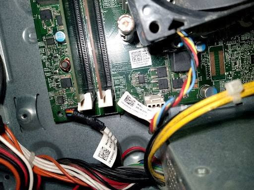 • تجميعة شركة : Dell optiplex (الكيس الاصلي  بحجم mid-tower)
•المعالج(CPU): Intel core i3 (الجيل الثاني )
•الرامات (RAM): 4جيجابايت DDR3 (شريحتين )
•التخزين (HDD) : هارد500 جيجابايت نوع western Digital Caviar Blue (RBM 7200 سريع )  يحتاج تصليح أو تبديل 
• مزود طاقة (power supply) : DELL الاصلي شرط بقدرة 265واط 
• يتصلحالمنافذ والتشغيل : منفذ HDMI ومنفذ VGA ومنفذ USB متعددة وقارئ اقراص DVD-RW ومدخل كابل شبكة LAN
•الحالة شغال وجاهز للاستخدام فقط يحتاج كارت شاشة وهارد 
*• مانختلف على السعر .... 
للتواصل واتساب ***********
