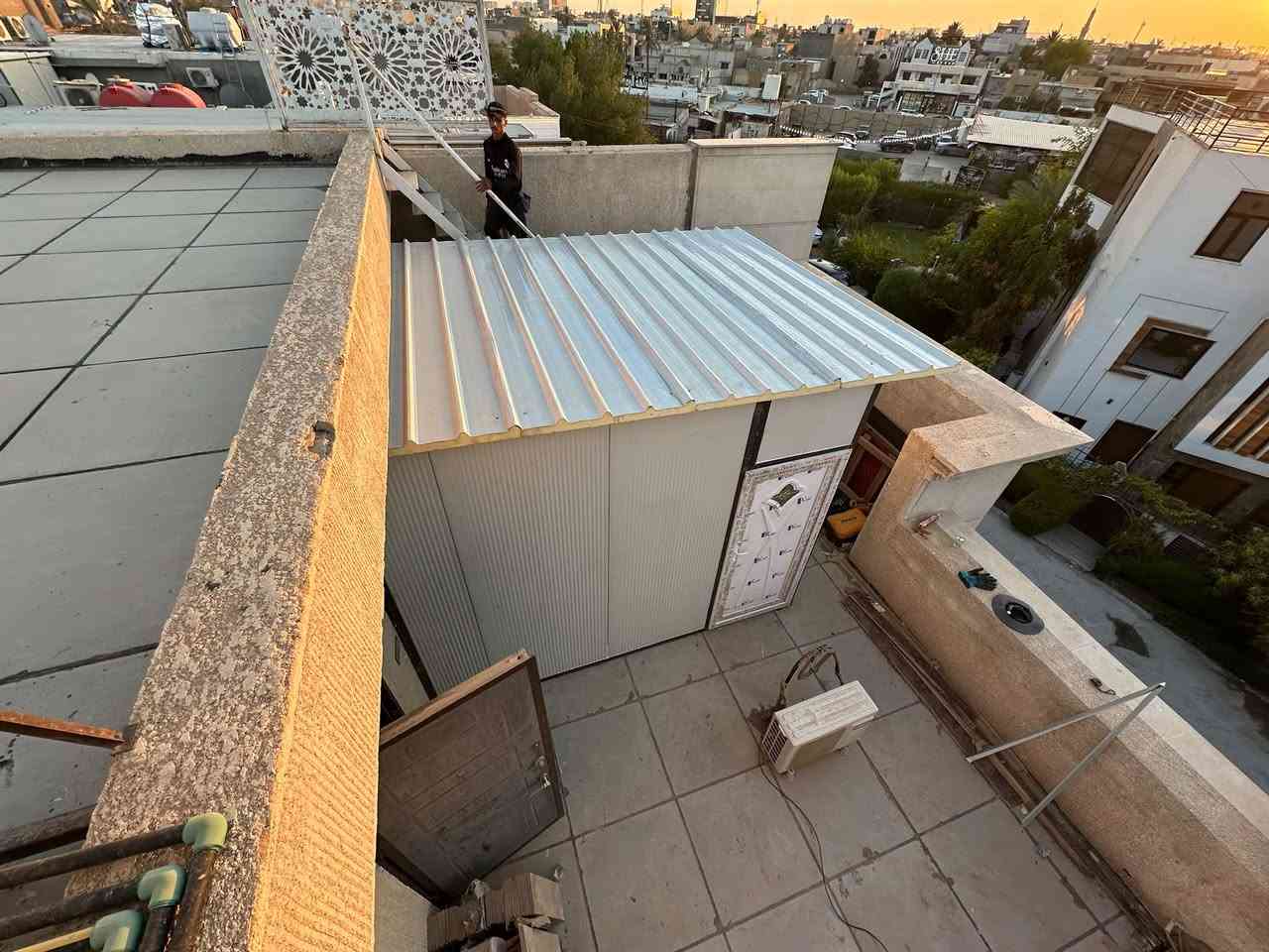 سندويش بنل عمل اليوم في اليرموك عباره عن كرفان مخزن 3*3.5 طابق ثالث 
يوجد ثلاث أنواع حسب طلب الزبون 
1:. العادي
2:.المقاوم للحريق
3:. ضد الحريق 100‎%‎
ماعليك إلا انو ترسل القياسات مع النوعيه الي تناسبك 
يوجد لدينا سندويش 10سم  برادات 
يمكن العمل في بغداد وجميع المحافظات 
معمل 🧑‍🔬 المصطفى 
***********
***********
