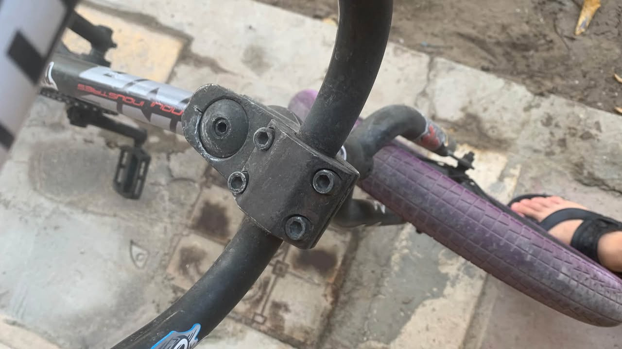 BMX اصلي مختم من ستريت و تيارات و بايدرات و كشن و الجسد ساندي اصلي يخبل سعره 200 و بي مجال + مستعجل على بيعه لل تواصل ***********

