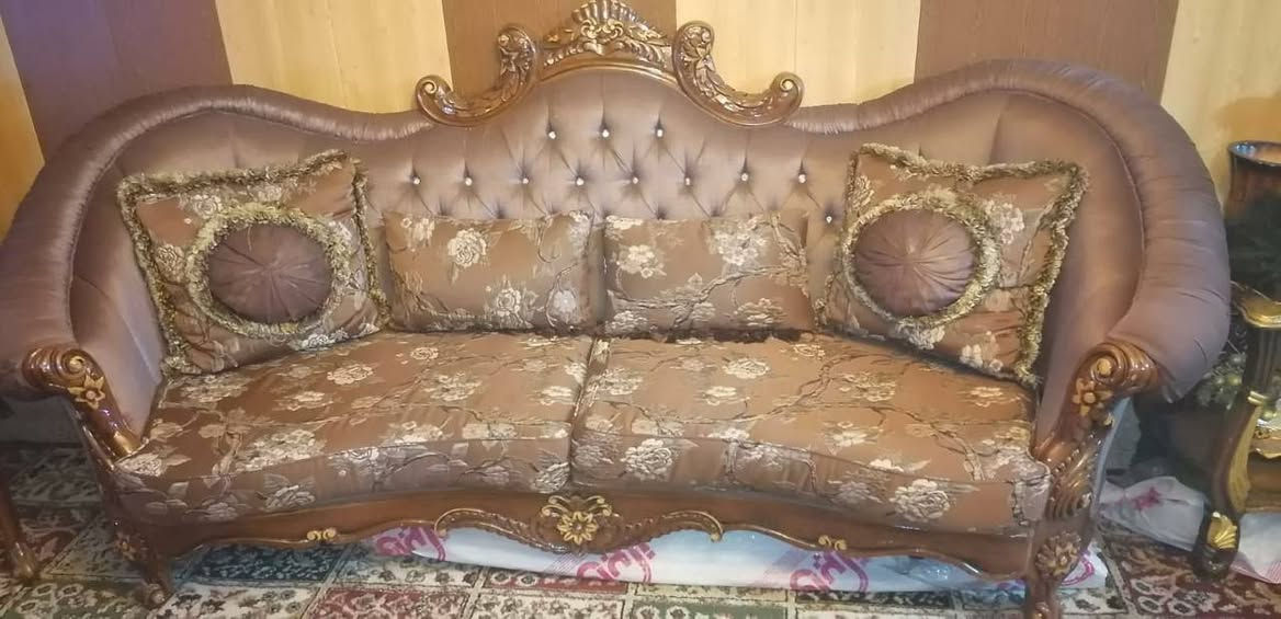 السلام وعليكم تخم ملكي مصري دمياطي اصلي 10 مقاعد مع الطبلات السعر مليون ونص وبيه مجال بسيط موقع جميلة 518 للتواصل *********** واتساب فقط
