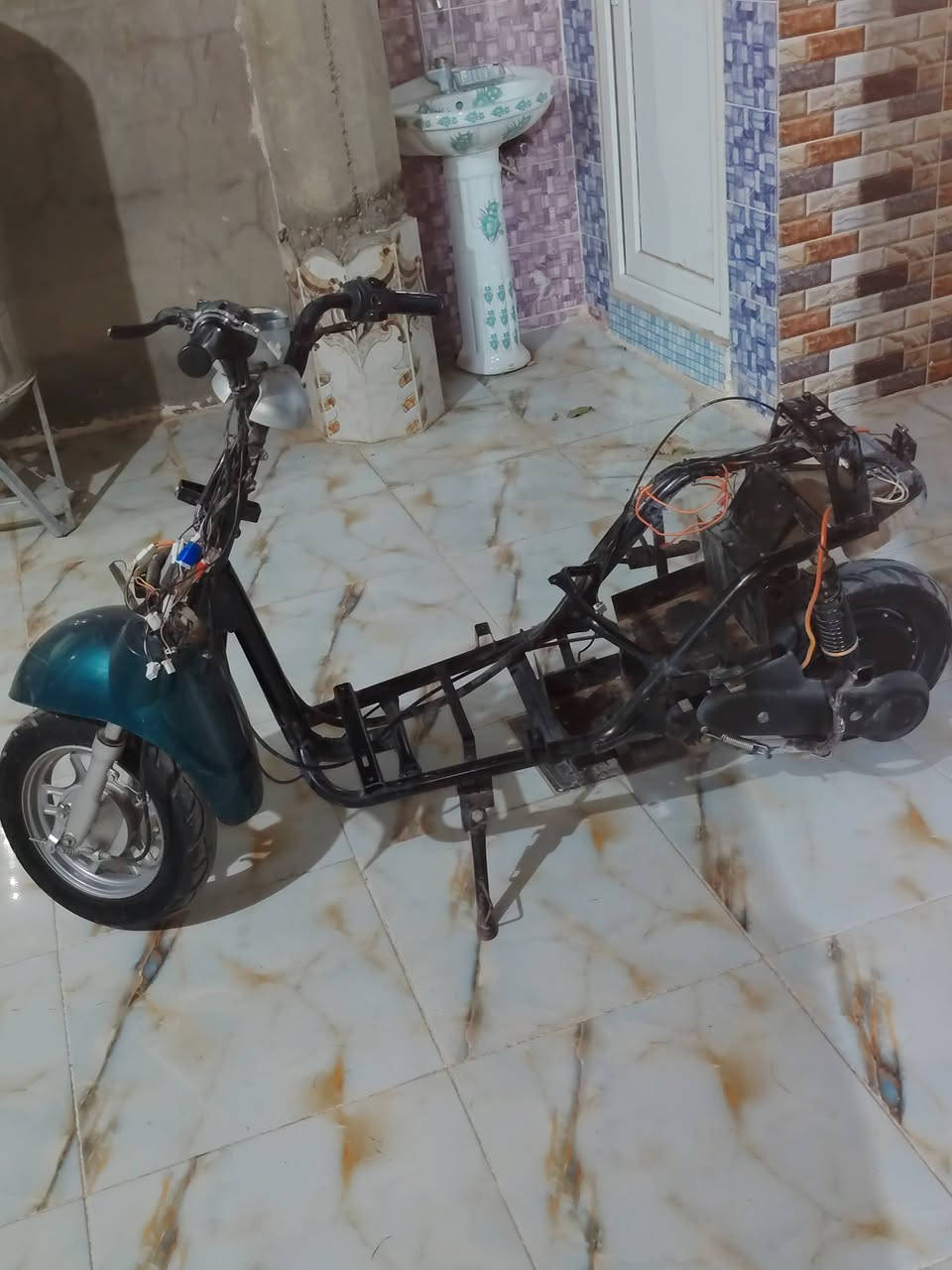دراجه للبيع بدون بطاريات ابيعها كوم حديد هي وكبراتها وبطارياتها التالفه السعر 200 وبمجال مكان ديالى الخالص هذا الرقم ***********
