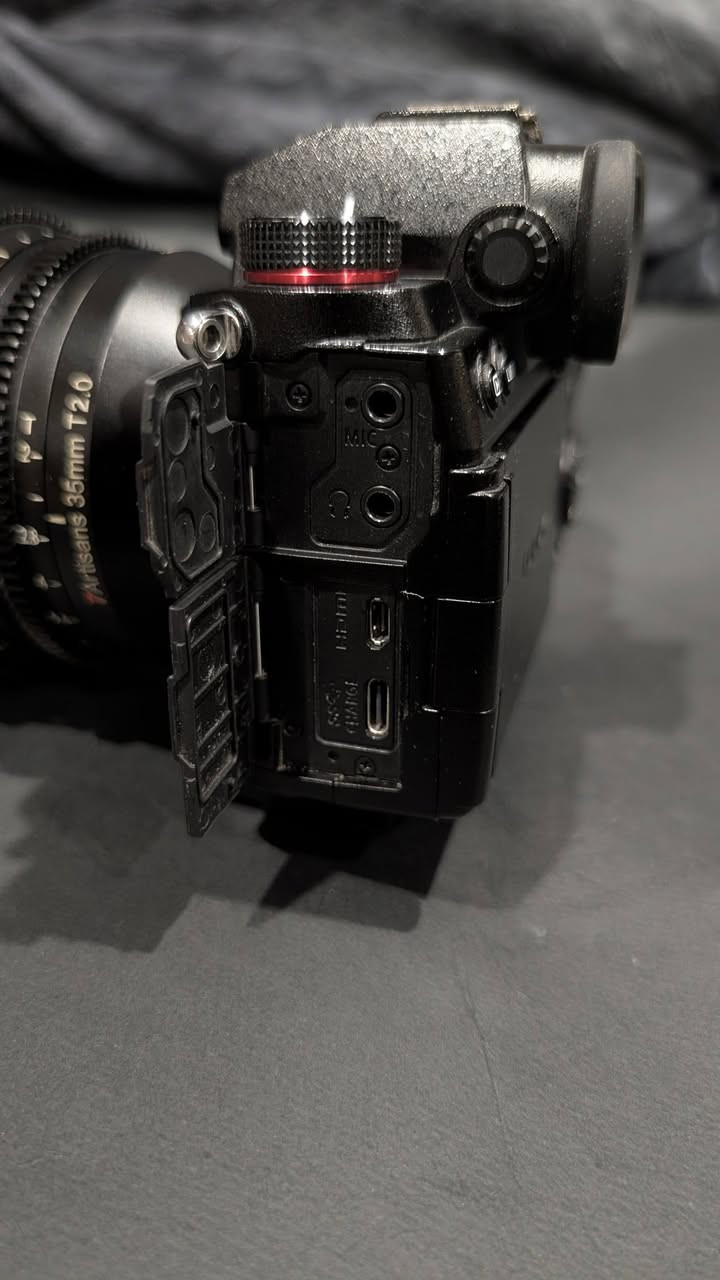 Lumix S5 
السلام عليكم، للبيع فقط او الاستبدال مع عدسات لومكس Full Frame فقط.
Lumix s5
4k60 10bit 422 +14stops
BRAW 12bit اذا مع Black magic monitor و Apple Proress مع Atoms ninja
FHD 180fps 10bit 422
24MP Dual Native ISO 640/4000
6K Photos + 96MP Photo mode
كل مواصفات السينما بيها:
شتر آنگل / سلايدر (لايڤ كروب/لايڤ زوم)
ويڤ فورم، فكتور سكوب، زيبرا 2، وأشياء أكثر.
معاها عدستين، والثالثة للبيع 7artisans 50mm cine T2.0 + lumix 20-60mm 3.5-5.6, واللي للبيع 7artisans 35mm cine T2.0, وعندي ملحقات ما احتاجهم مثل بطاريتين زيادة مع بطاريتها يعني 3 + شاحن بطاريات خارجي +  تريگر Godox Pro. علماً المعدات ماتفرق عن الجديد والكراتين موجودة والتريگر ولا مرة استعملته اشتريته احتياط وفتحته وقت الشراء لأن عندي Lumix s1ii ومعداتها وما استخدم الS5 الا ما ندر، السعر بدون أي معاملة 1,850 يعني 1,200$ لكل هذي الأشياء علماً لو ماعندي ما أبيع بهالسعر لأن سعر البدي اذا تحصل وبدون عدسة مليون ونص، مكاني اربيل وماعندي توصيل وشكراً واللي يحب يشوف الكواليتي يگدر يرسل لي. ***********

