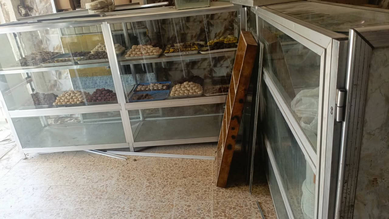 السلام عليكم غراض للبيع
صواني بقلاوه دائري عدد 20
صواني زنود الست  عدد 10
وطاوليات بقلاوة قياس 60*40عدد 18 طاولي 
وطاوليات قياس 80 *60 عدد 4طاولي 
وثلاجه حجم 14 شغاله 
وعارضات اثنين 
وجام خانات عدد اثنين 
ورفوف عدد 4
للاستفسار على الرقم 
***********
