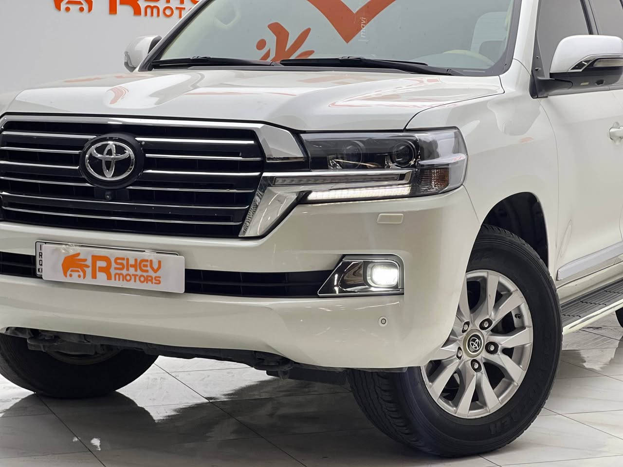 ارخص من هذا السعر لاند كروزر ماتشوف🔥🔥😍😍 
Toyota Land Cruiser 2017
تويوتا لاند كروزر ٢٠١٧
خليجية شركة مهند

مواصفات GX-R
(خمس كاميرات-ثلاجة-کشنات کهربائیة-فتحة سقف-حساسات خلفية-دفع رباعي-تبريد مركزي)

مكينة ٦ سلندر حجم ٤.٠ لتر تنفس طبيعي
ماشية 266,000 كيلومتر و بحالة ممتازة 

السيارة بیها شبر صبغ و مكانين بارد  
السيارة كلش حلوة و نظيفة 

السيارة رقم اربيل الدولي سنوية جديدة و باسمنا
مكفولة من كير و محرك و كهربائيات
 
سعرها بلاااش 😍 (385$) ورقة و بيها مجال بسيط 

مكان السيارة

دهوك -معرض ارشف R-Shev
رقم51 من معارض التيرمينال 

***********
*********** دهوك, العراق
