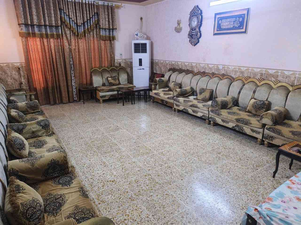 تخم ديوان للبيع
٢٨ مقعد + كوشات كبار و صغار
مكانه حي العسكري
السعر ٦٠٠٠ ألف وبي شويه مجال 
و هم عدهم طباخ كريازي جديد
و عدهم زوالي ثنين نفس اللون 
قياس ٣×٤
كاشان إيراني الأصلي 
هذا رقمهم ***********
